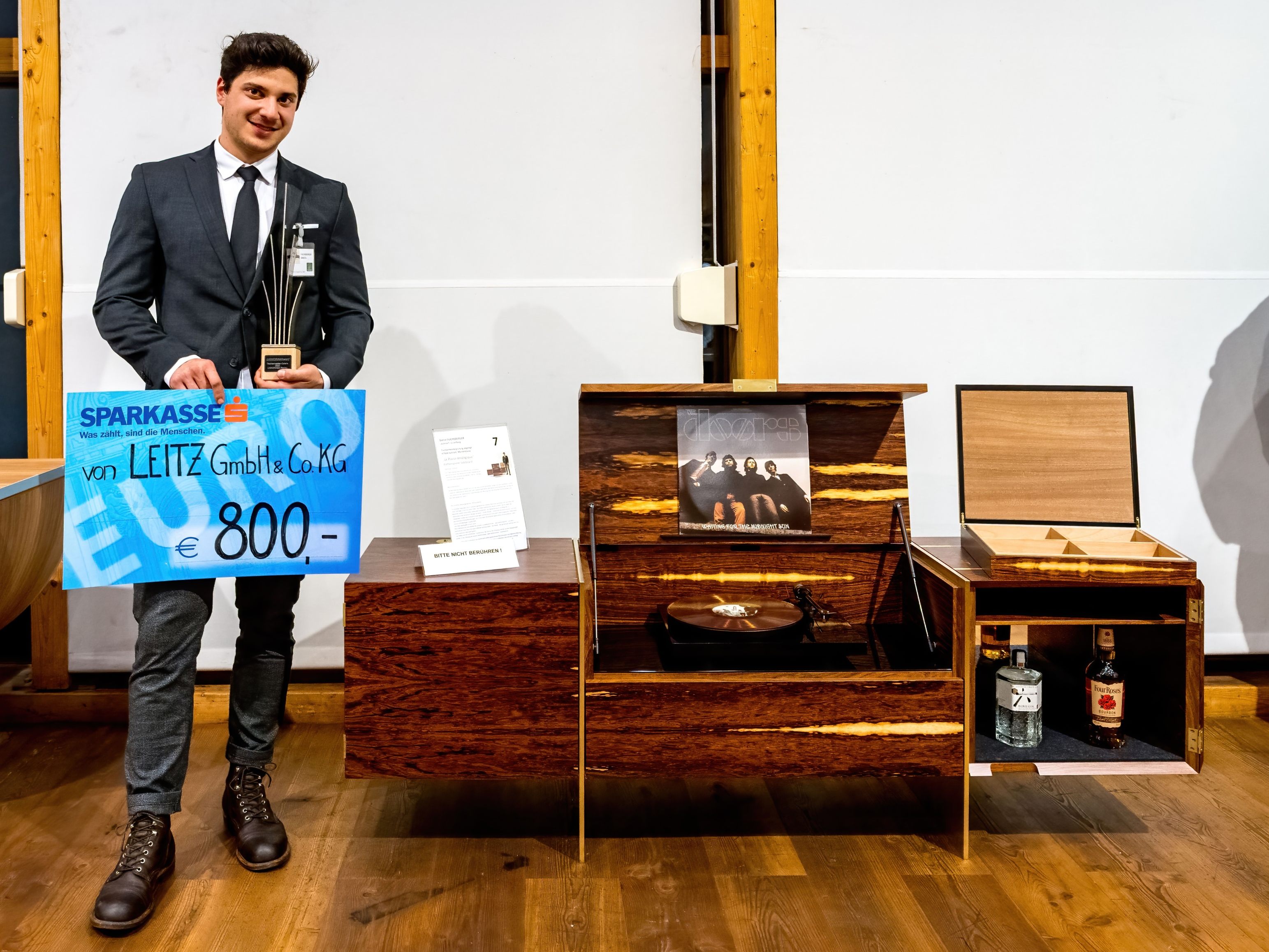 Tischlermeister Daniel Fuchsberger gewinnt mit seinem Plattenspieler-Sideboard "Le Plaisir Analogique". Tischlermeister Daniel Fuchsberger gewinnt mit seinem Plattenspieler-Sideboard "Le Plaisir Analogique".