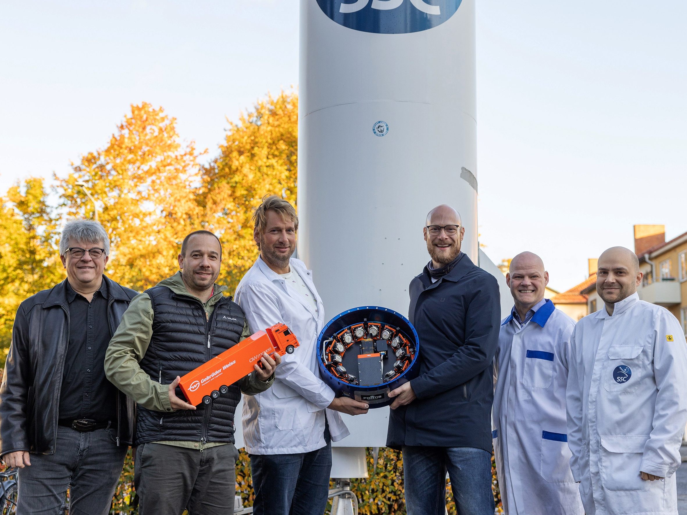 Mit an Bord der Rakete wird unter anderem das Fortis-Modul (Mitte) sein, welches 13 Uhren in der Schwerelosigkeit untersucht. Am Projekt beteiligt: (v.l.n.r): Marcel Giger (Operations Manager, Fortis), Andreas Bentele (Marketing Manager, Fortis), Stefan Krämer (Program Manager, SubOrbital Express, SSC), Jupp Philipp (Inhaber und Geschäftsführer, Fortis), Oscar Löfgren (Maschinenbauingenieur, SSC), Christos Tolis (Systemingenieur, SSC).
