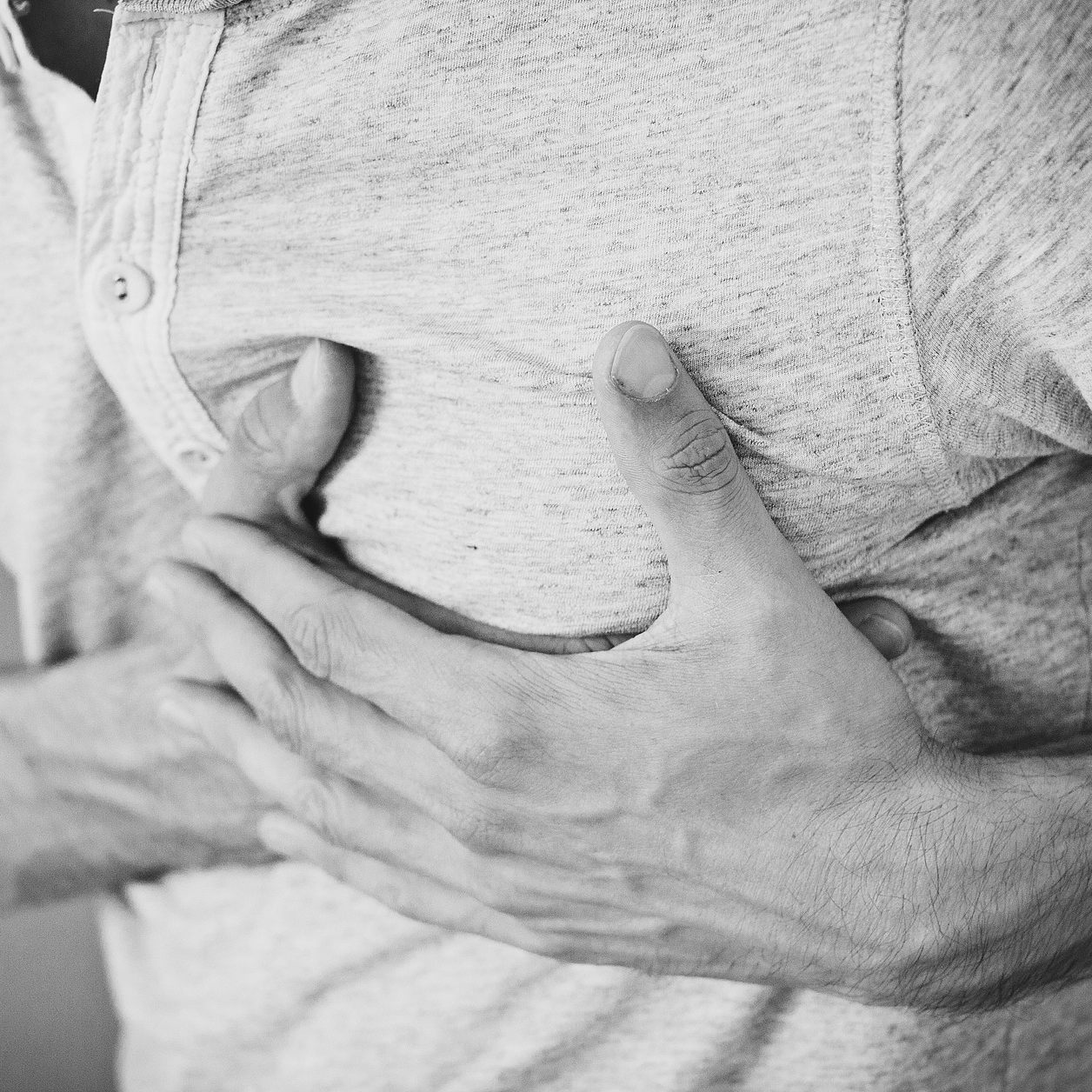 Es gibt Symptome die schon Stunden vor einem Herzinfarkt auftreten können.