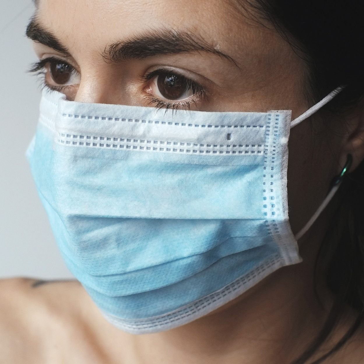 Diese Tipps helfen bei Pickeln nach dem Tragen einer Maske.