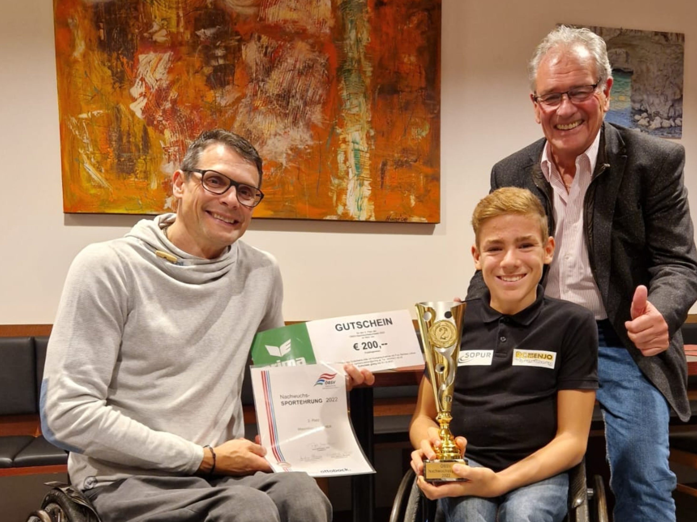 BU: RC-ENJO Vorarlberg Obmann Jürgen Egle und VBSV-Präsident Edgar Mayer überreichten Maximilian Taucher die Auszeichnung der Nachwuchs-Sportlerehrung