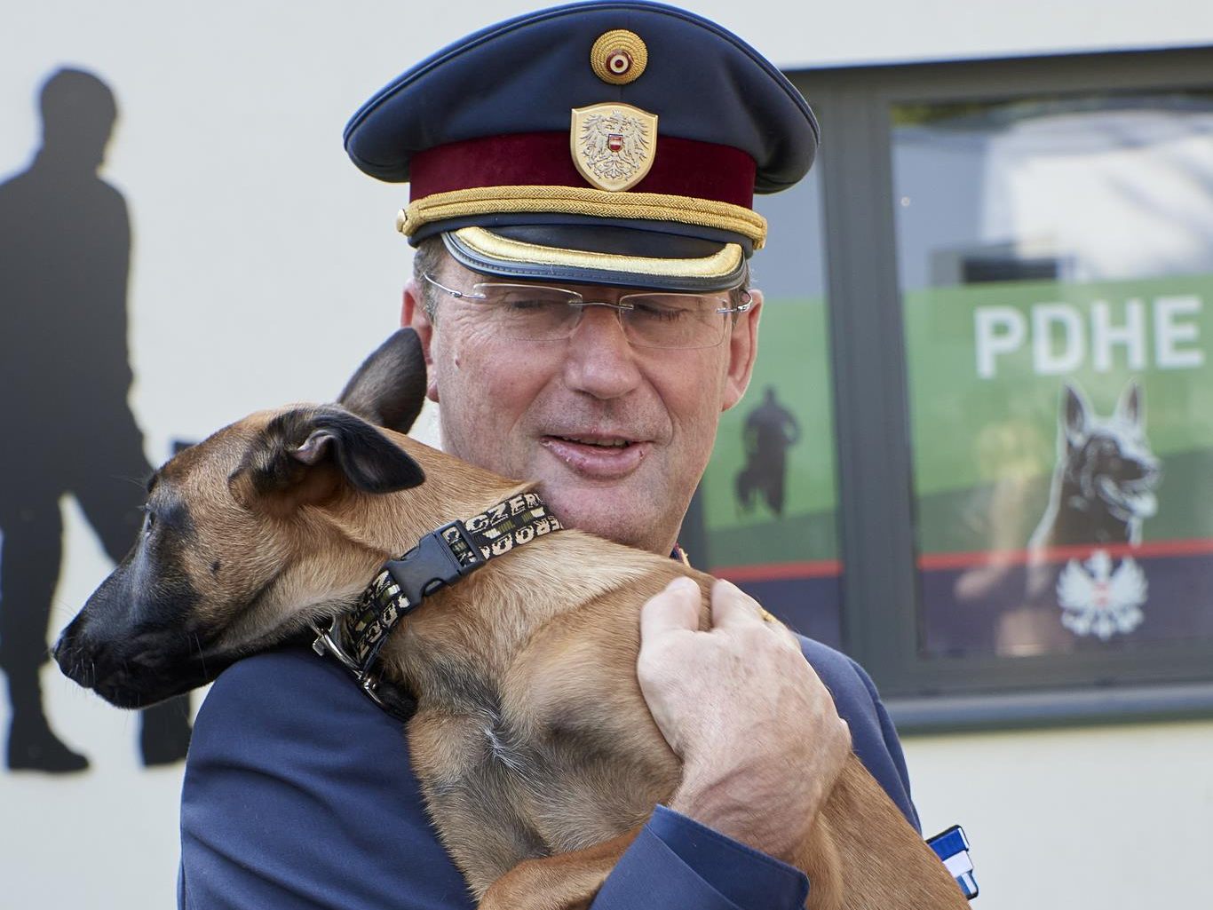 Polizeidiensthundeeinheit Wien: Verstärkung mit Hunden. Polizeidiensthundeeinheit Wien: Verstärkung mit Hunden.