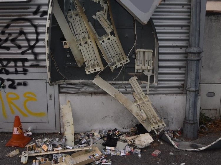 Die Alarmierung des Stadtpolizeikommandos Donaustadt erfolgte, weil unbekannte Täter einen Zigarettenautomaten aufgesprengt haben sollen. Die Alarmierung des Stadtpolizeikommandos Donaustadt erfolgte, weil unbekannte Täter einen Zigarettenautomaten aufgesprengt haben sollen.