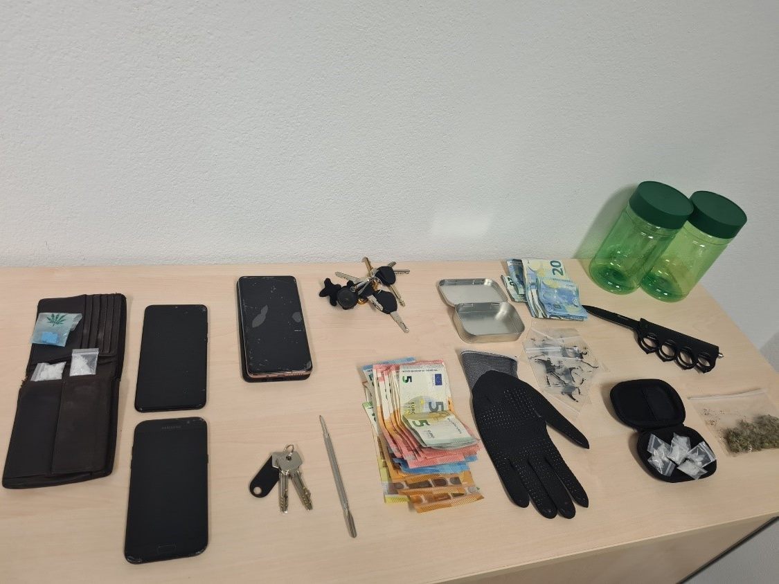 Bei dem Dealer wurden Suchtmittel, Bargeld und Handys sowie eine verbotene Waffe sichergestellt.