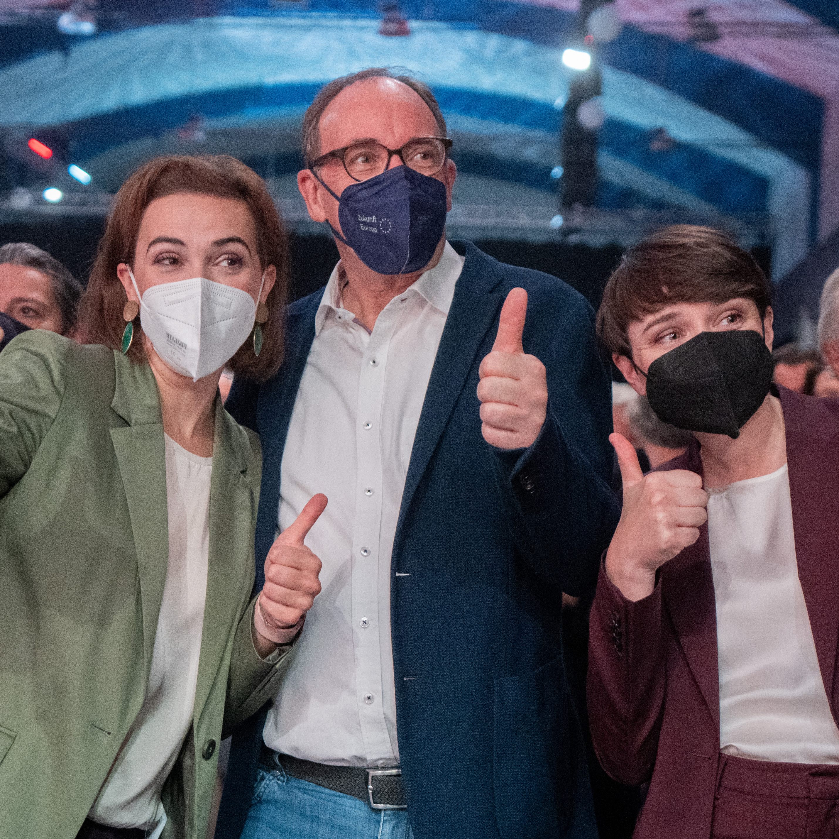 Rauch, Zadic udn Maurer feiern mit den Anhängern der Grünen.