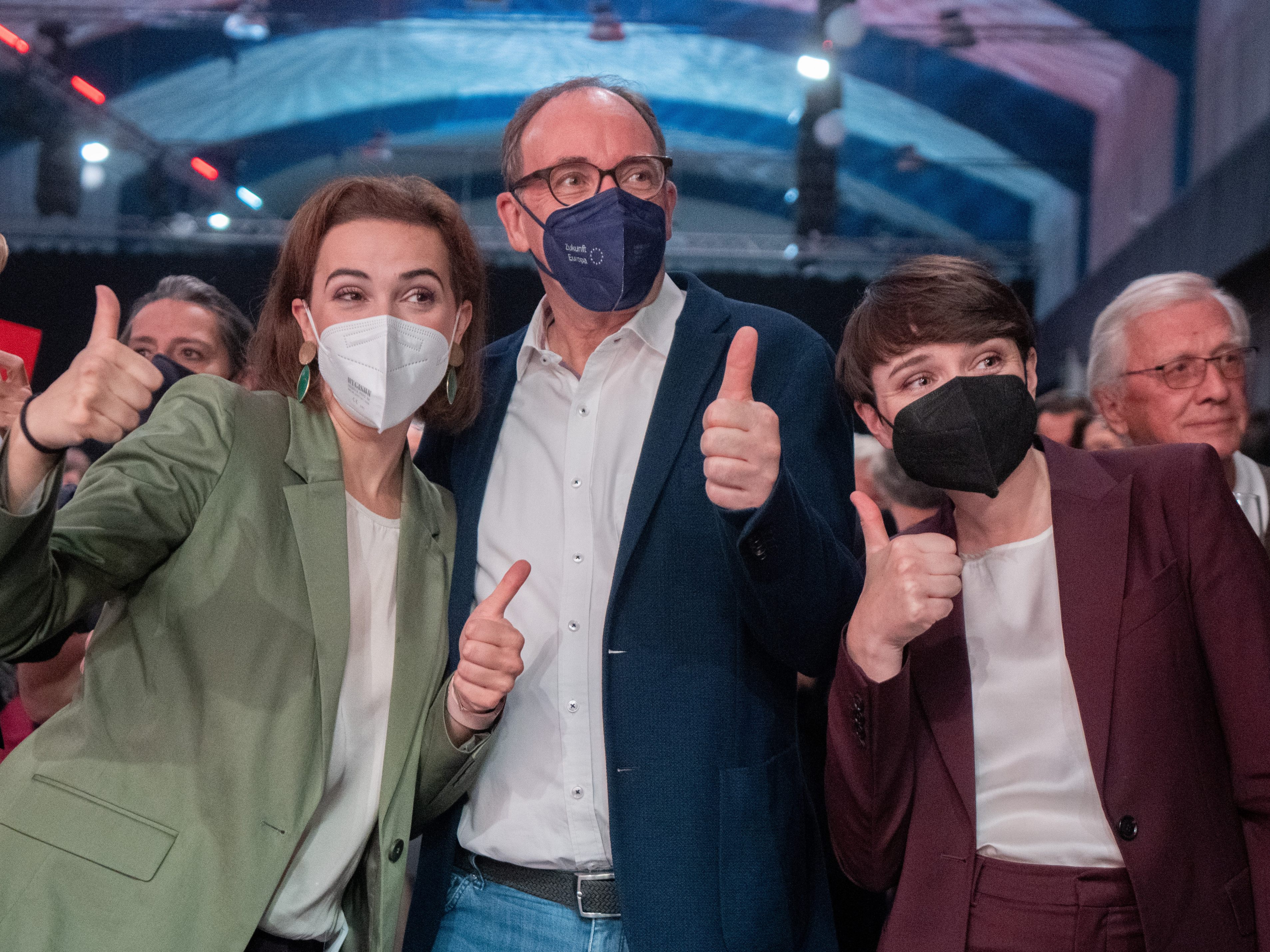 Rauch, Zadic udn Maurer feiern mit den Anhängern der Grünen.