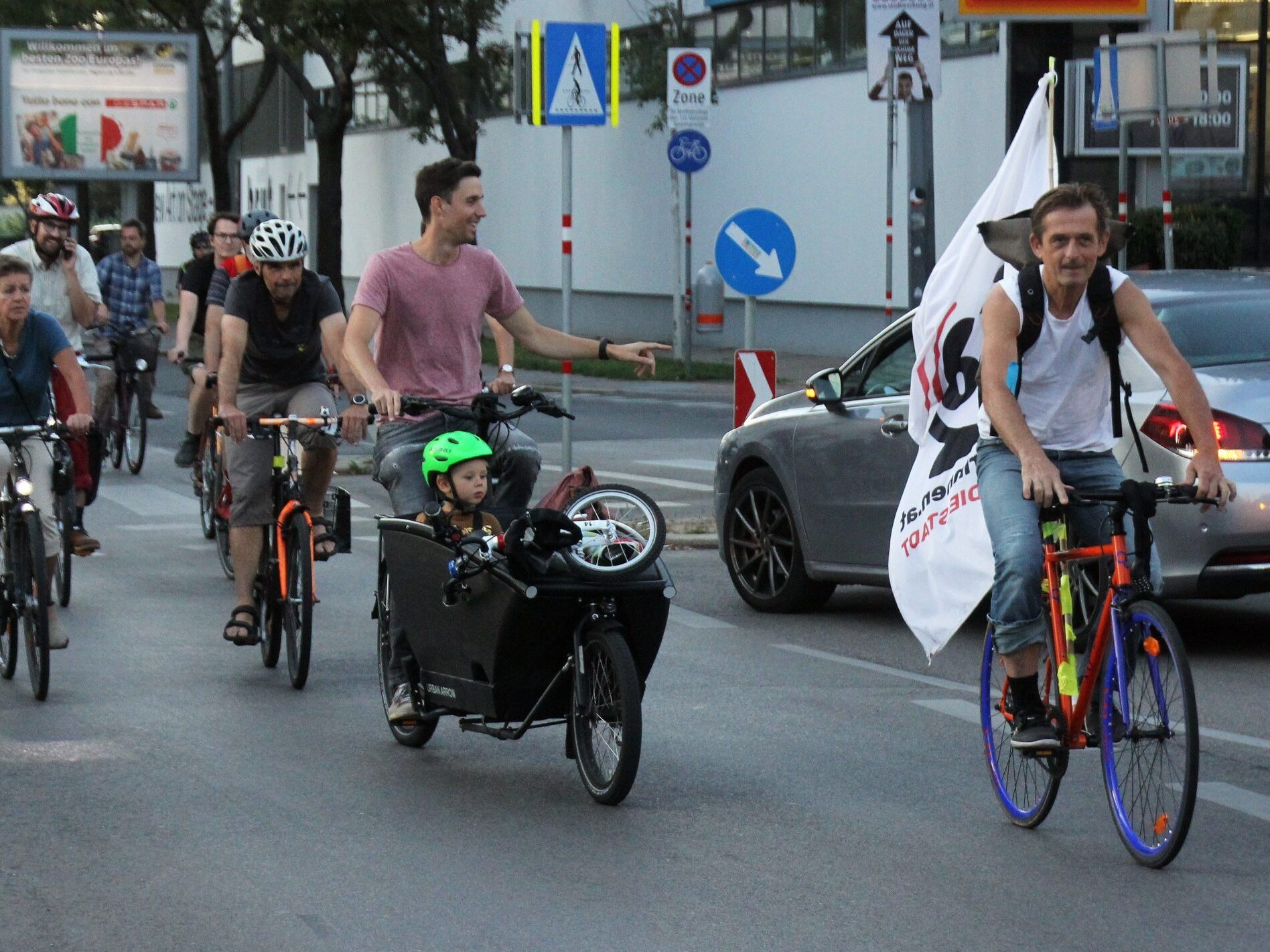 Radeln For Future und Parents For Future laden am 7. Oktober 2022 zur "Rad-Demo" für sichere Radwege in Wien-Währing und Wien-Döbling ein. Radeln For Future und Parents For Future laden am 7. Oktober 2022 zur "Rad-Demo" für sichere Radwege in Wien-Währing und Wien-Döbling ein.