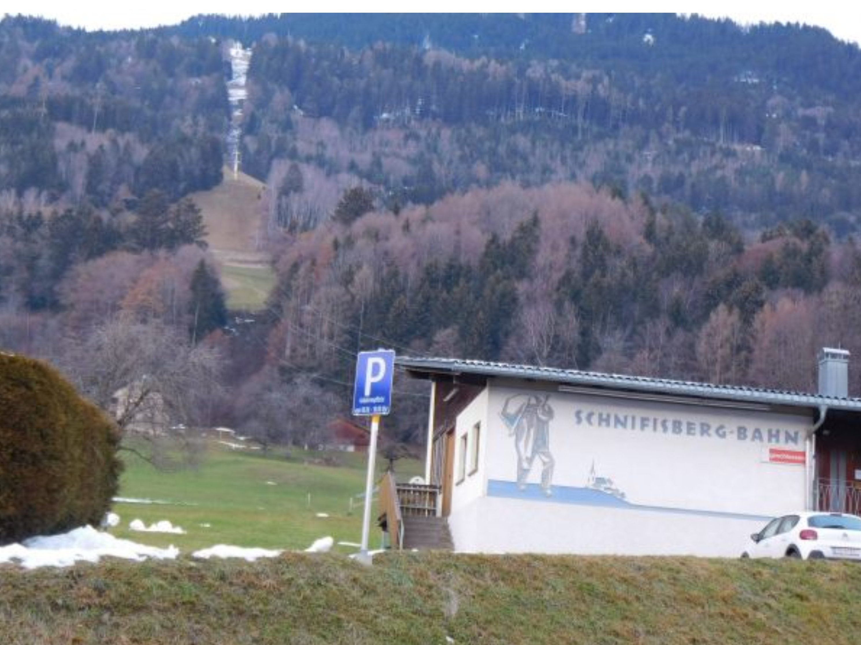 Auch die Zone rund die Seilbahn samt dazugehörigem Parkplatz gehören zur gebührenpflichtigen Parkzonen