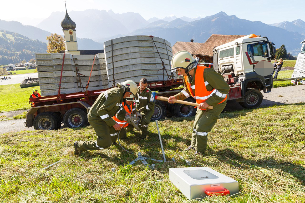 Um den Lkw und die Ladung zu sichern, schlug die Feuerwehr einen Pfeiler in den Boden.