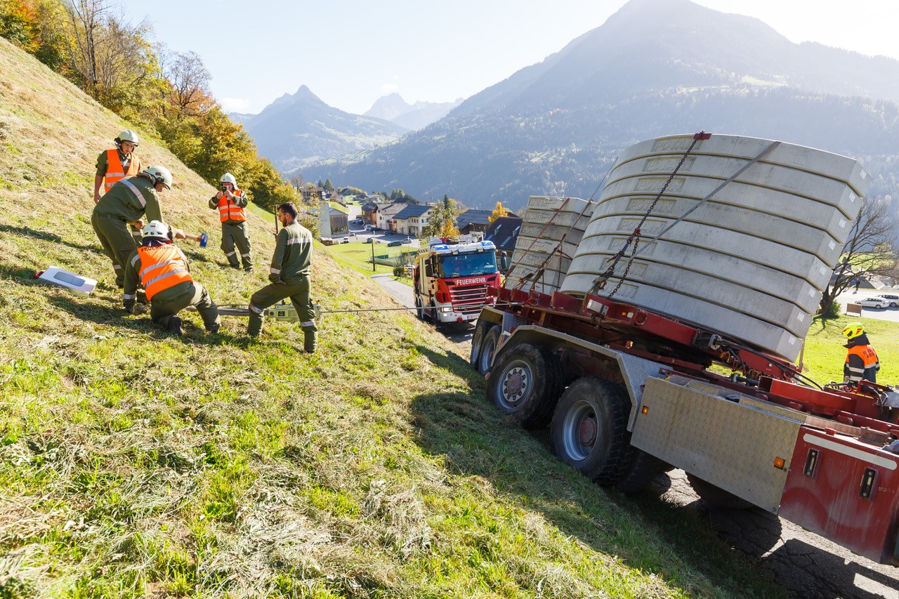 Die Ladung wurde gesichert, damit der Lkw nicht mehr umstürzen konnte.