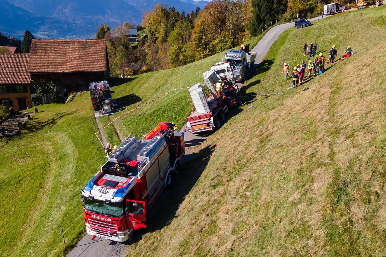 Die Feuerwehr versuchten den Lkw-Lenker aus seiner Lage zu befreien.