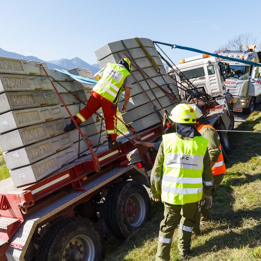 Ein Lkw musste in Thüringerberg geborgen werden.
