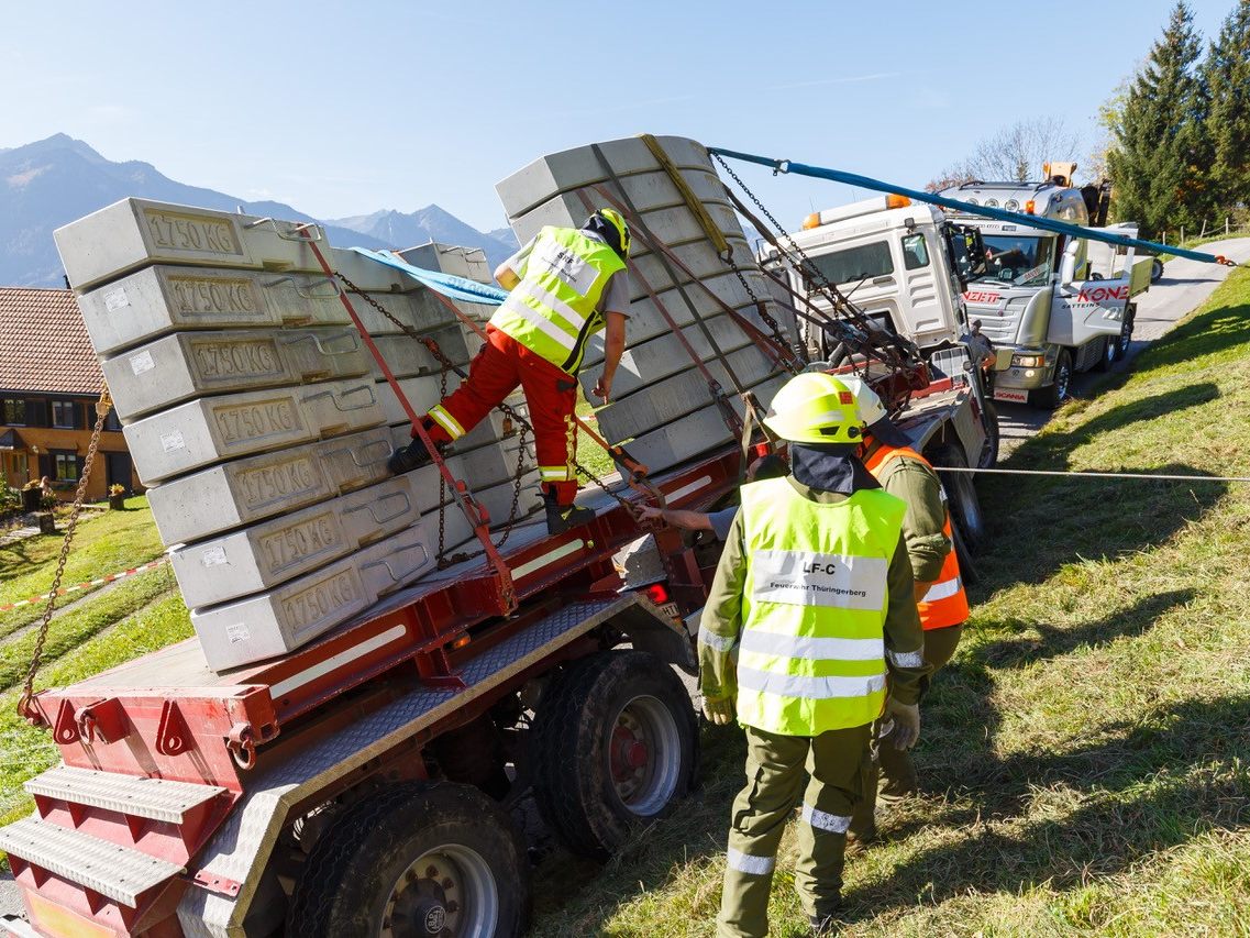 Ein Lkw musste in Thüringerberg geborgen werden.