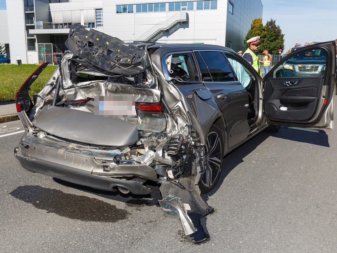 Lkw-Fahrerin bei Auffahrunfall verletzt