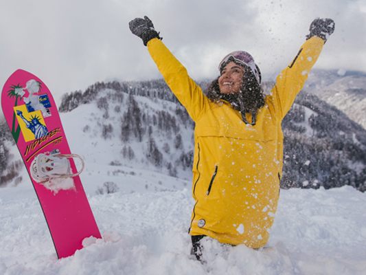 Die Vorfreude auf den Winter feiern Jugendliche mit ermäßigten Ski-Saisonkarten und der aha card.