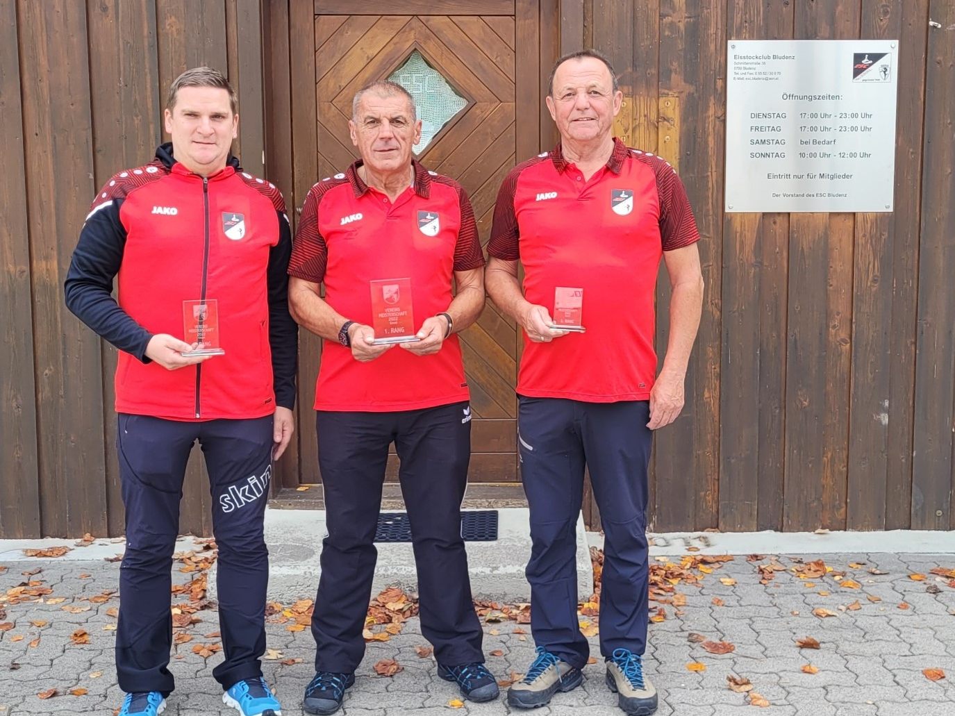 (Bild Mitte Vereinsmeister im Zielschießen Raimund Walch, flankiert von Vize-Vereinsmeister Vinzenz Zech und Josef Gruber) (Bild Mitte Vereinsmeister im Zielschießen Raimund Walch, flankiert von Vize-Vereinsmeister Vinzenz Zech und Josef Gruber)