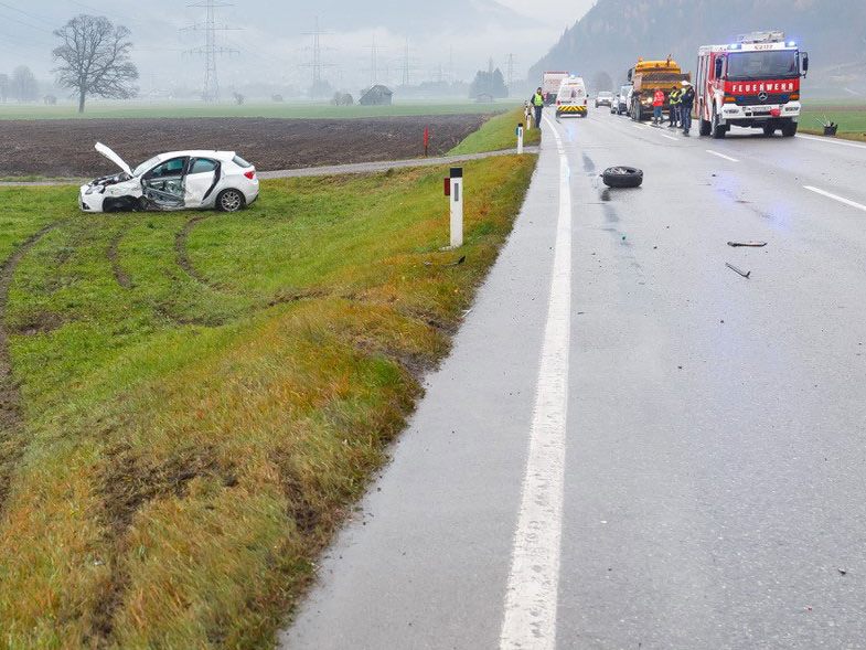 Frontalzusammenstoß zweier Pkw auf der L190 in Nüziders. Frontalzusammenstoß zweier Pkw auf der L190 in Nüziders.