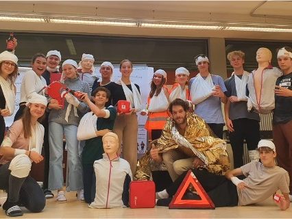 Die Schüler*innen freuen sich über den erfolgreich absolvierten Erste-Hilfe-Kurs. Die Schüler*innen freuen sich über den erfolgreich absolvierten Erste-Hilfe-Kurs.