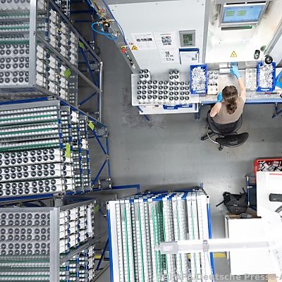 Produktionsmitarbeiterin eines deutschen Batteriezellenherstellers