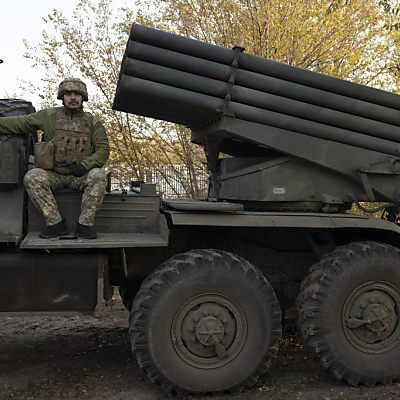 Ukrainischer Soldat mit Raketenwerfer in der Nähe von Mykolajiw.