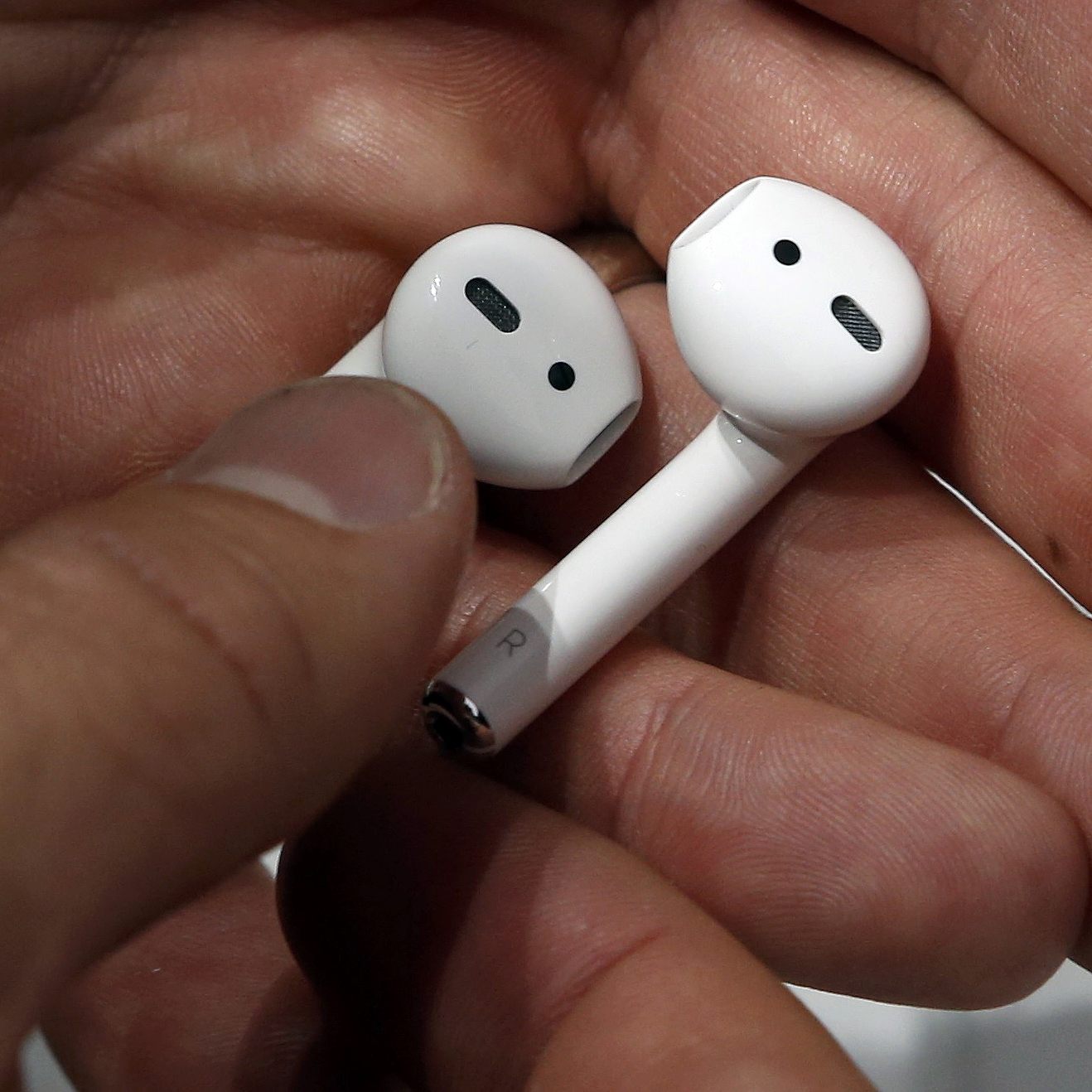 So reinigt ihr eure Kopfhörer und Airpods richtig.