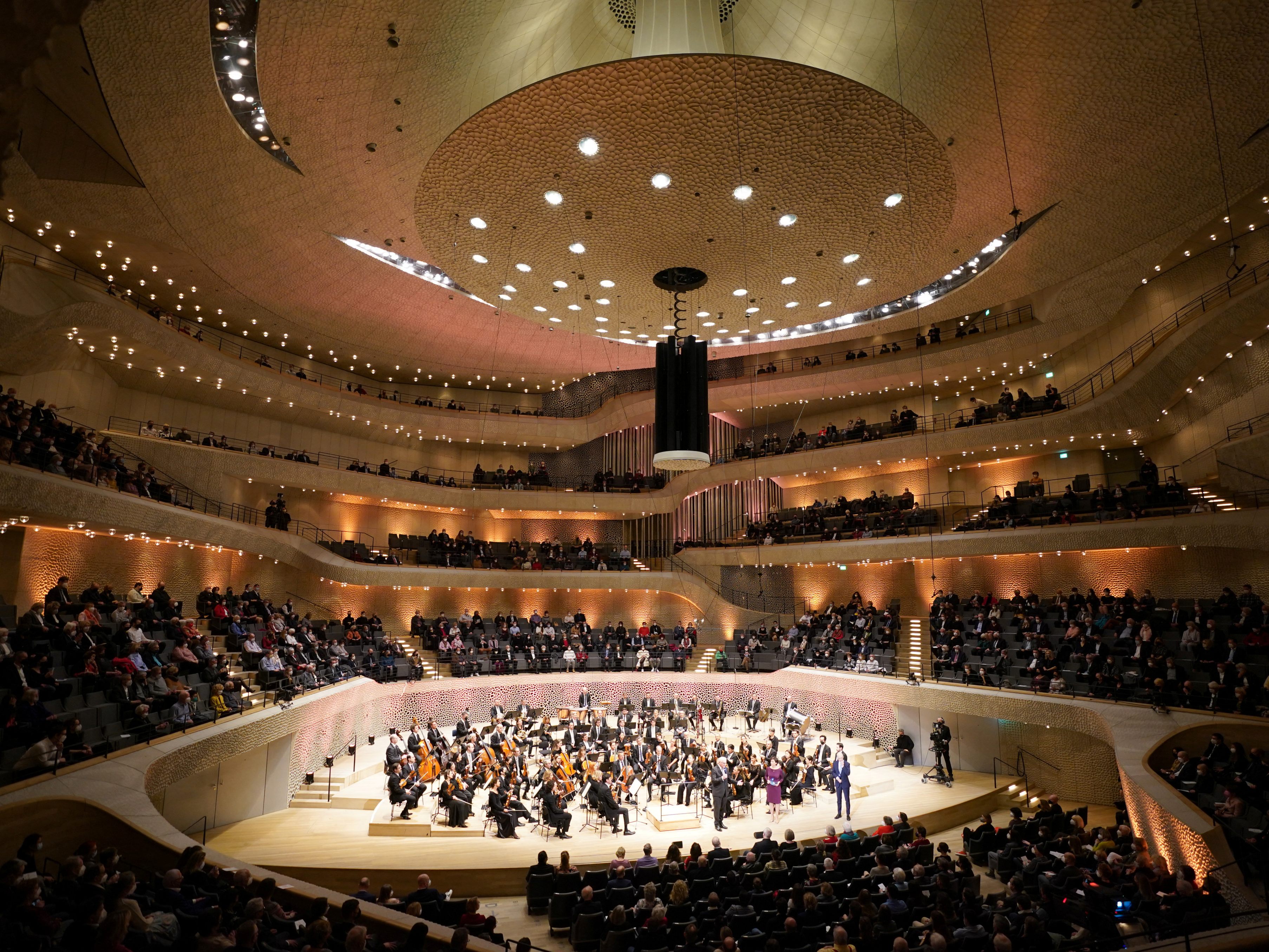 Klimaaktivisten klebten sich bei einem Konzert in der Hamburger Elbphilharmonie fest.