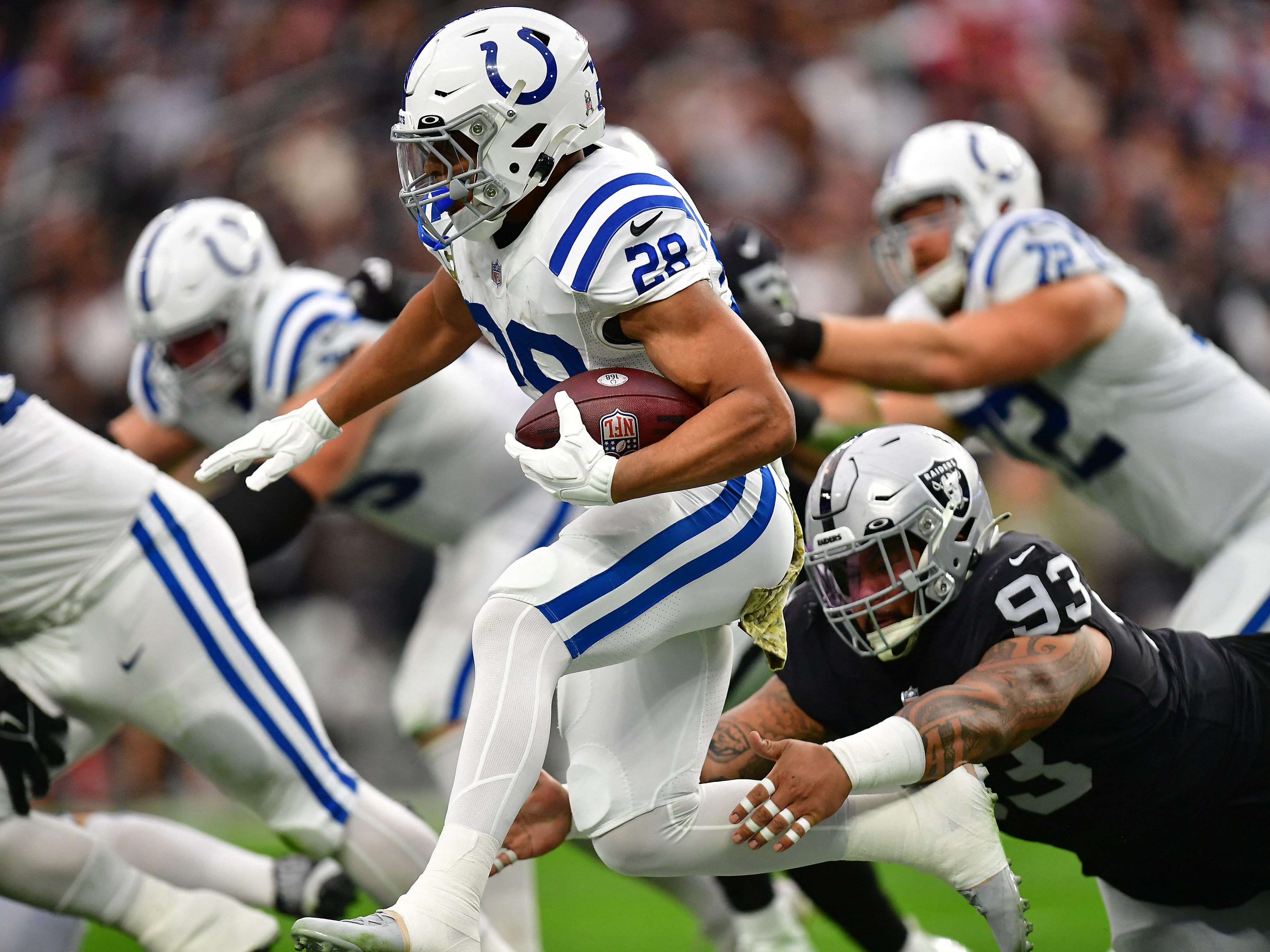 Die Saison der Raiders steht unter keinem guten Stern. Beim Spiel gegen die Colts (Bild) strichen sie ihre siebte Niederlage ein. Die Saison der Raiders steht unter keinem guten Stern. Beim Spiel gegen die Colts (Bild) strichen sie ihre siebte Niederlage ein.