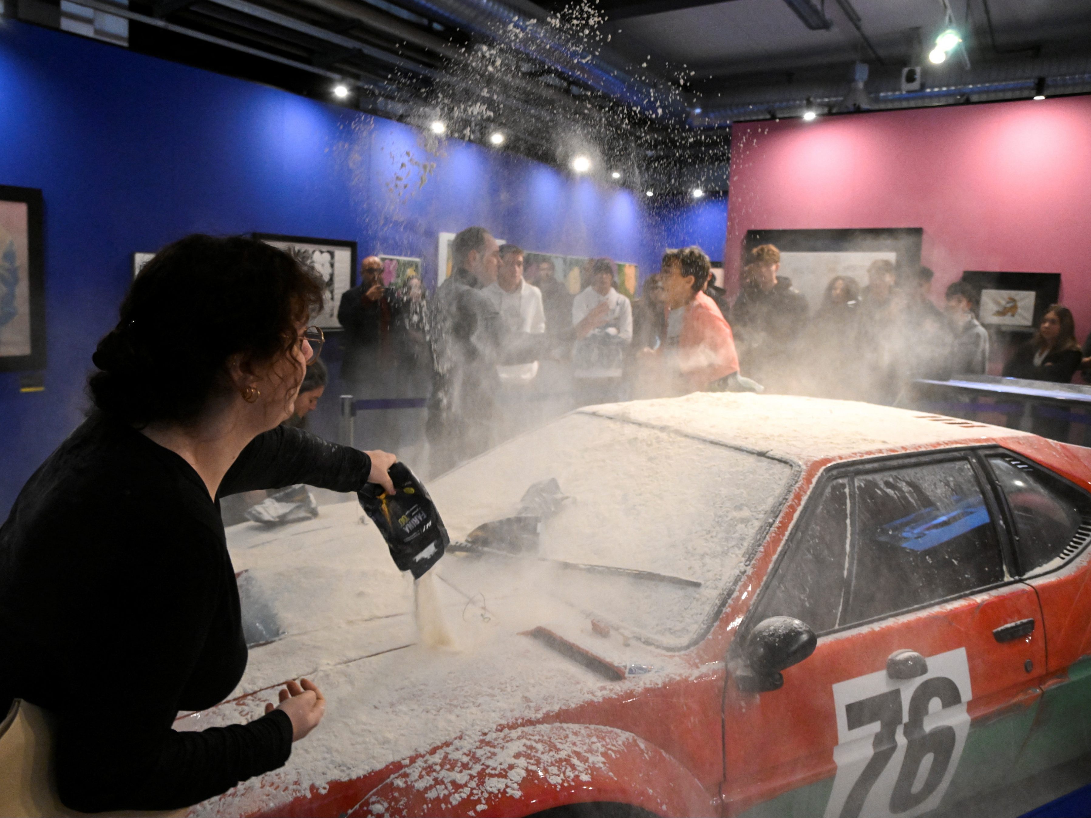 Klimaaktivisten schütten acht Kilo Mehl auf ein Andy-Warhol-Auto in Mailand. Klimaaktivisten schütten acht Kilo Mehl auf ein Andy-Warhol-Auto in Mailand.