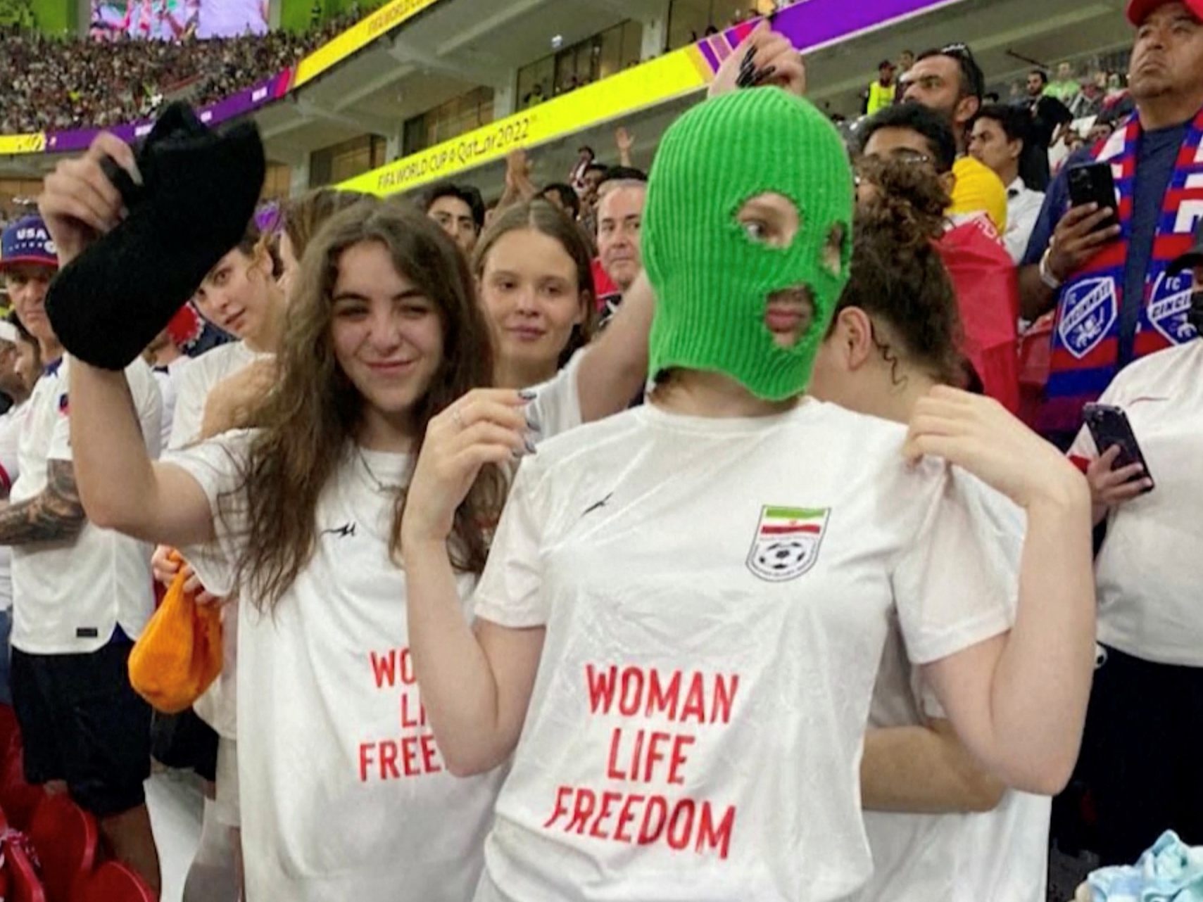 Pussy Riot protestiert bei der Fußball-WM auf der Tribüne für Frauen im Iran. Pussy Riot protestiert bei der Fußball-WM auf der Tribüne für Frauen im Iran.