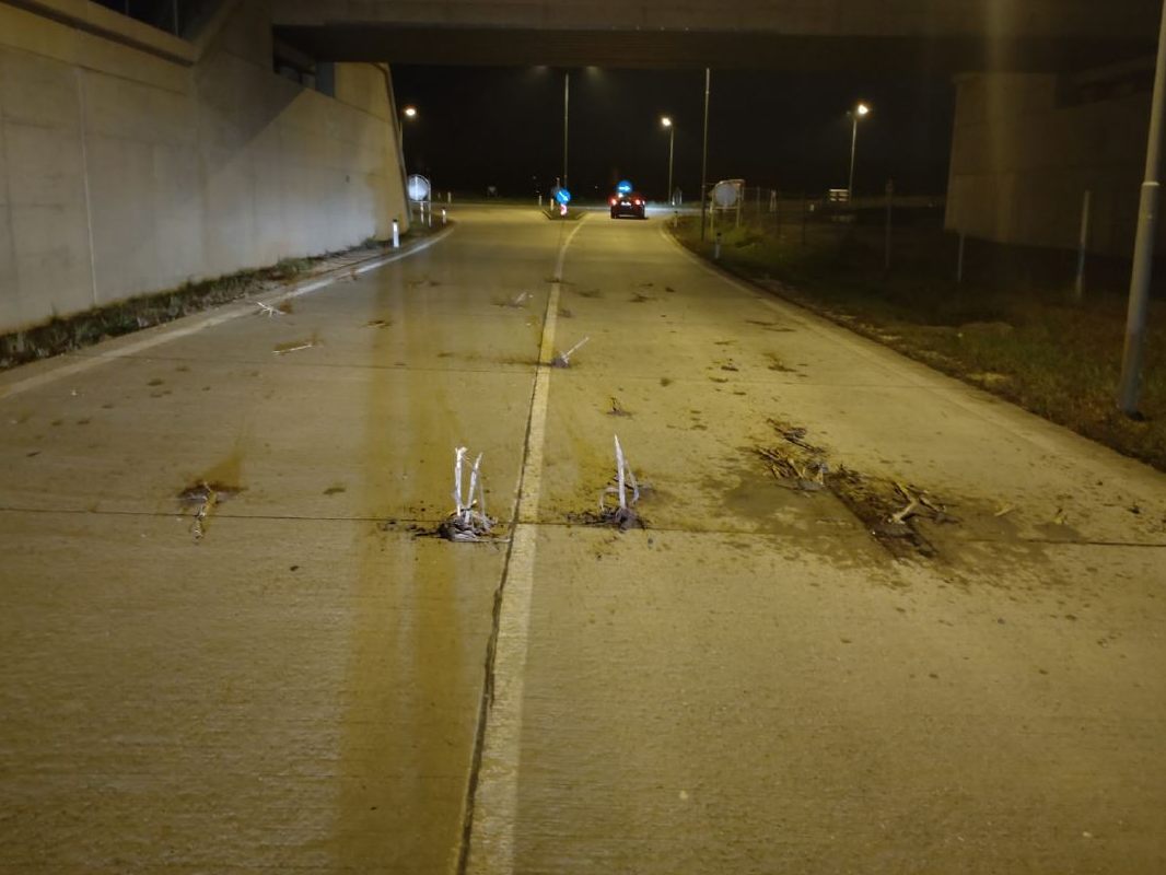 Ein Unbekannter war Erdbrocken auf die Fahrbahn bei Mistelbach. Die Polizei bittet um Hinweise. Ein Unbekannter war Erdbrocken auf die Fahrbahn bei Mistelbach. Die Polizei bittet um Hinweise.