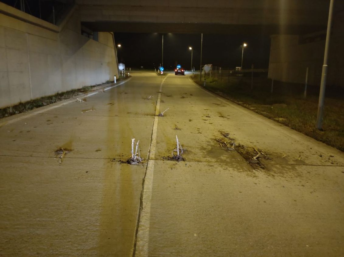Von einer Brücke wurden Erdbrocken auf eine Straße bei Mistelbach geworfen. Von einer Brücke wurden Erdbrocken auf eine Straße bei Mistelbach geworfen.