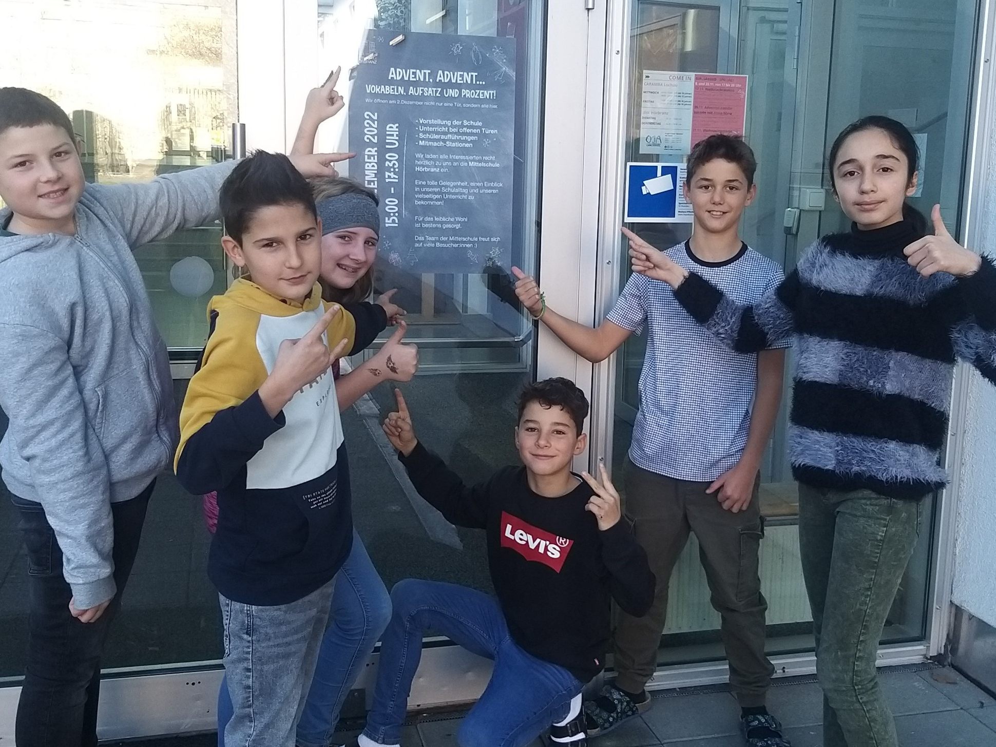 Schüler und Lehrer der Mittelschule Hörbranz laden zu einem Tag der offenen Tür.