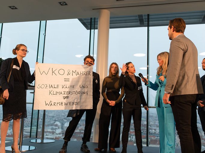 Klimaschützer störten eine Veranstaltung der Wirtschaftskammer in Wien. Klimaschützer störten eine Veranstaltung der Wirtschaftskammer in Wien.