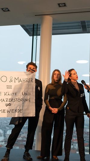 Klimaschützer störten eine Veranstaltung der Wirtschaftskammer in Wien.
