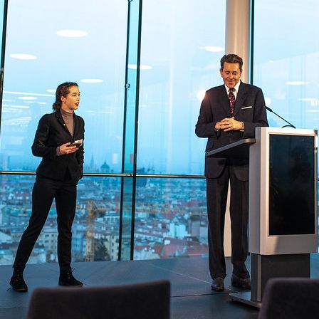 Lena Schilling und andere Aktivisten enterten die Veranstaltung von WKO-Chef Mahrer.