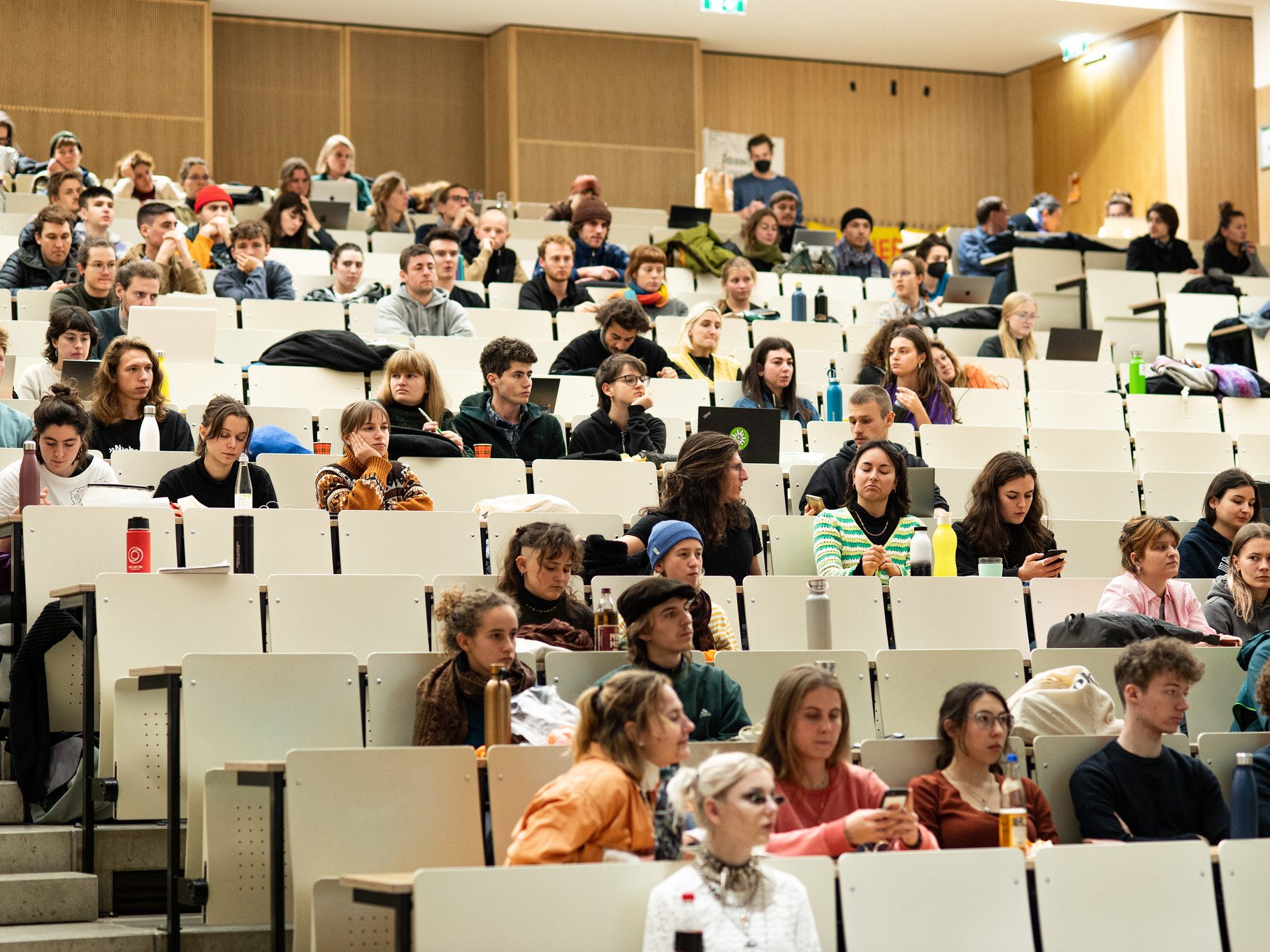 Die Klima-Aktivisten von "Erde brennt" übersiedelten von der Boku an die Uni Wien.