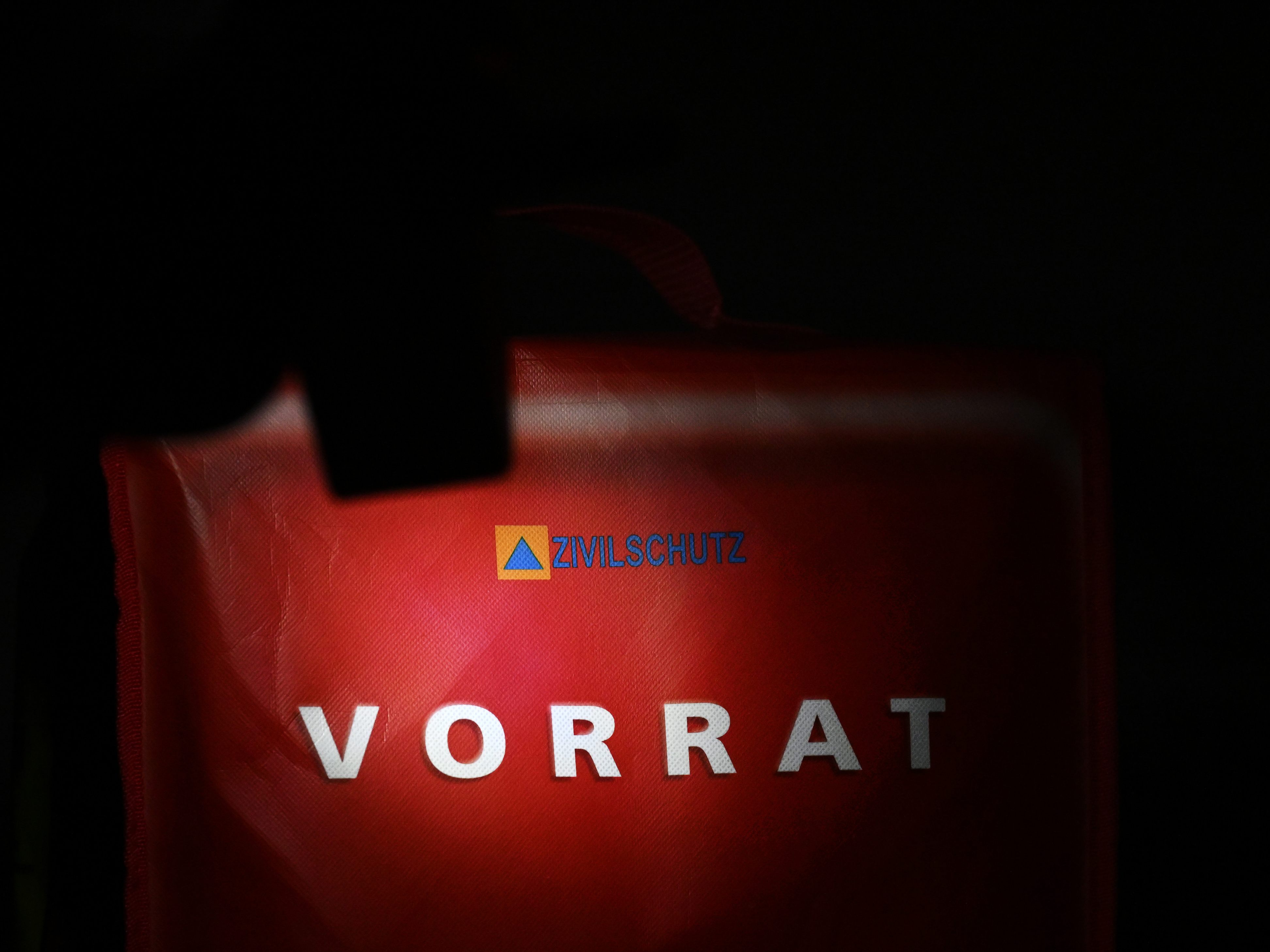 Es wird empfohlen einen Vorrat an Lebensmittel für 14 Tage für den Fall eines Blackouts zuhause zu lagern. Es wird empfohlen einen Vorrat an Lebensmittel für 14 Tage für den Fall eines Blackouts zuhause zu lagern.