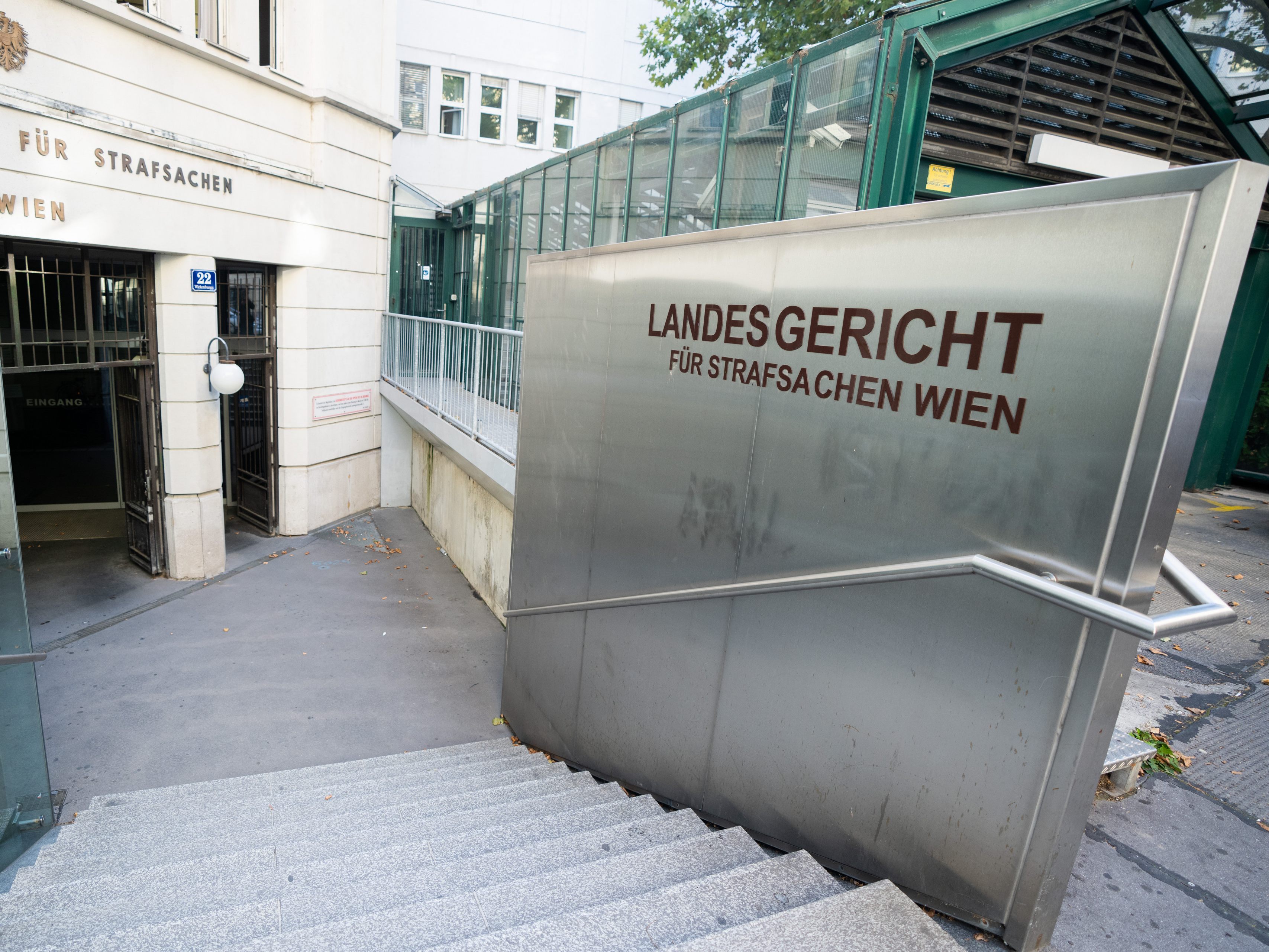 Eine Jugendband musste sich wegen schwerer Körperverletzung am Kirtag in Wien-Liesing vor dem Wiener Landesgericht verantworten.