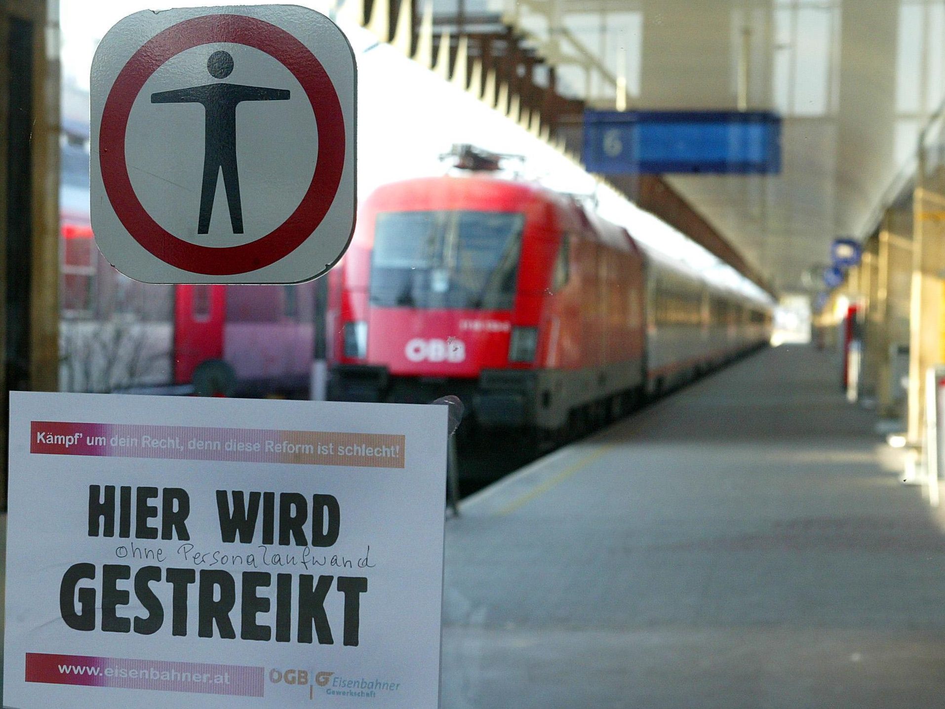 Nach dem Scheitern der Eisenbahner-KV-Verhandlungen wird am Montag gestreikt. Nach dem Scheitern der Eisenbahner-KV-Verhandlungen wird am Montag gestreikt.