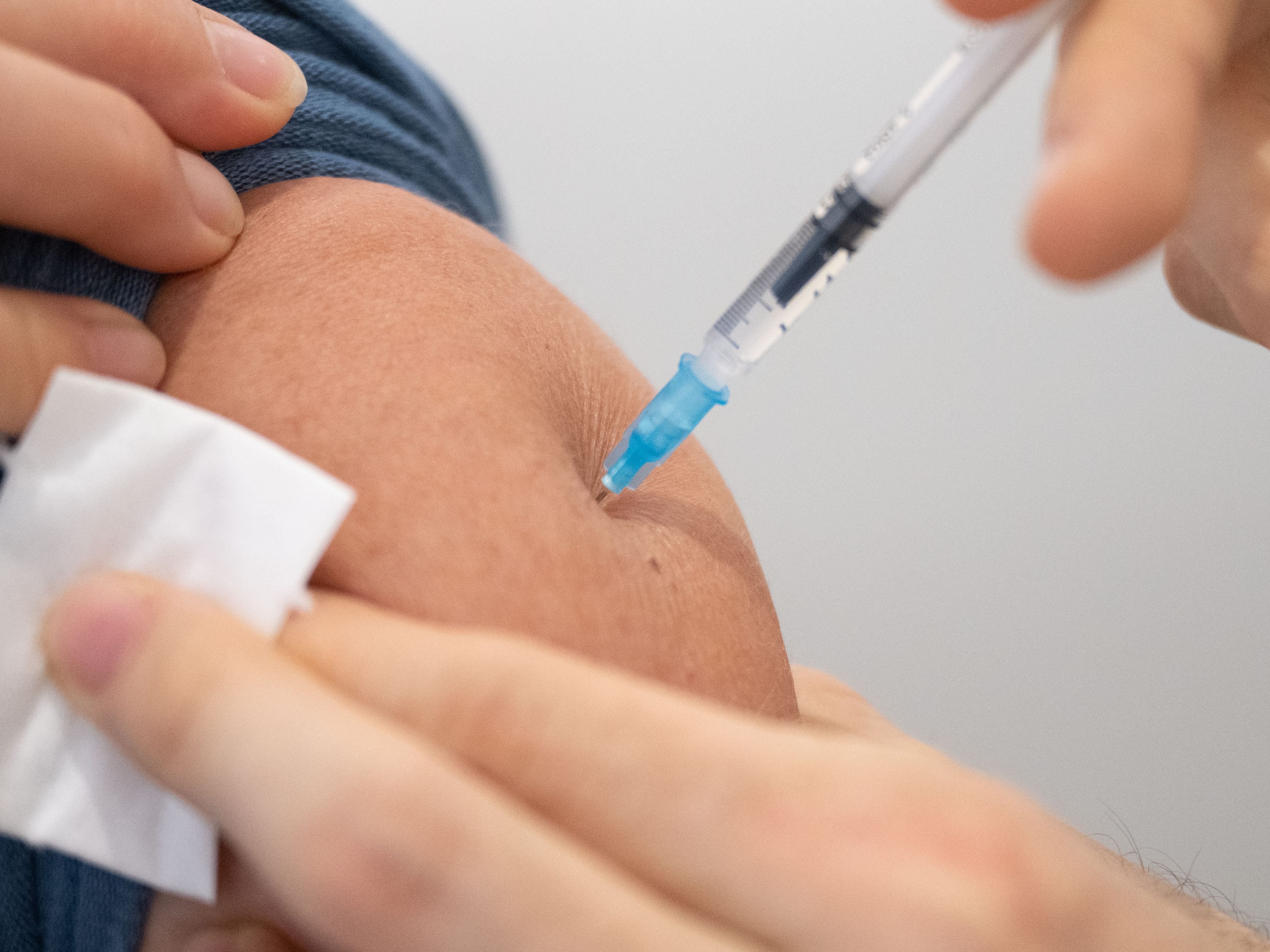 60 Personen in Niederösterreich wurden fälschlicher Weise nicht gegen die Omikron-Varianten BA.4 udn BA.5 des Coronaviruses geimpft, sondern bekamen das Serum gegen BA.1 gespritzt. 60 Personen in Niederösterreich wurden fälschlicher Weise nicht gegen die Omikron-Varianten BA.4 udn BA.5 des Coronaviruses geimpft, sondern bekamen das Serum gegen BA.1 gespritzt.