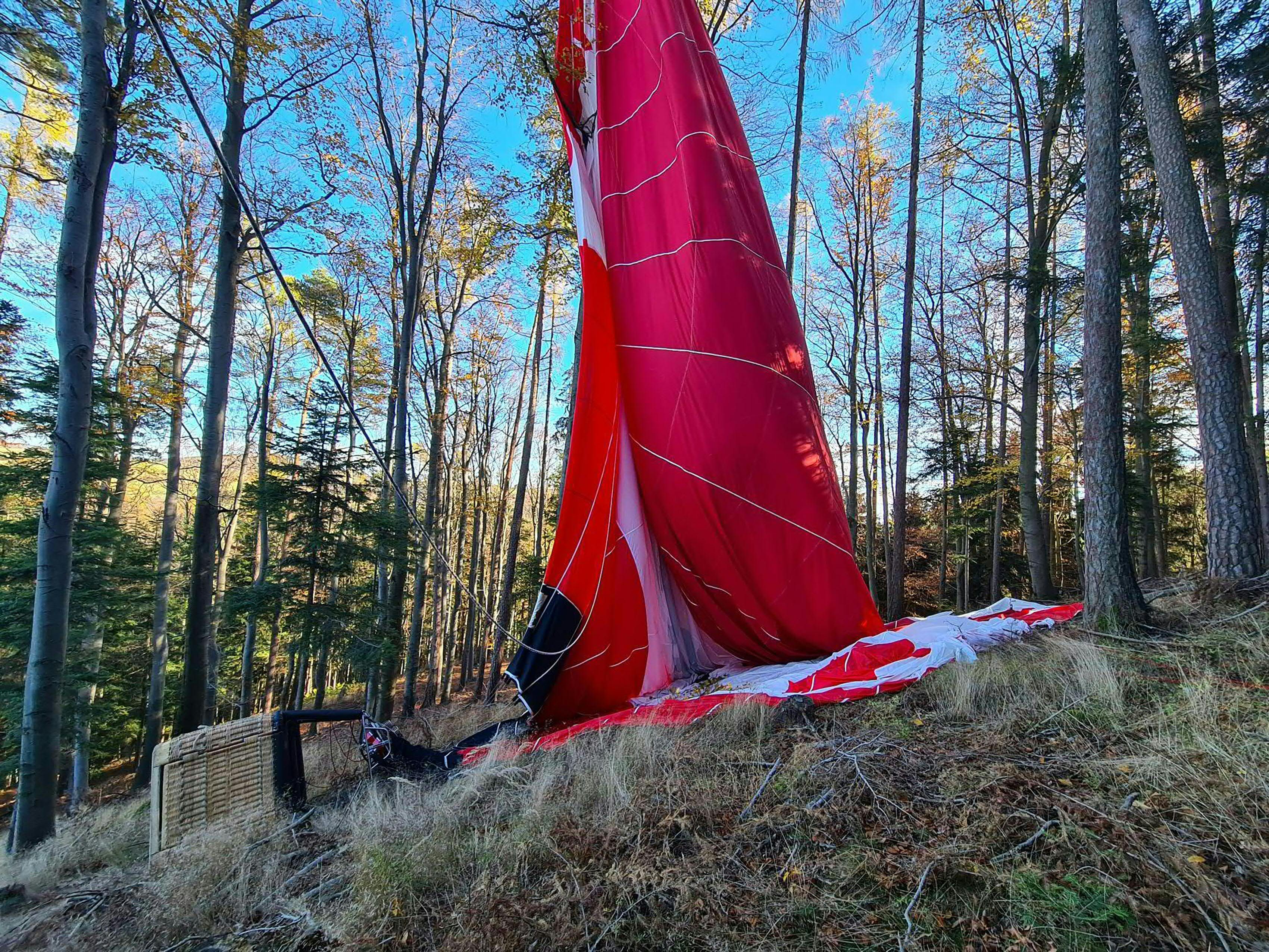 Aus bislang unbekannter Ursache stürzte ein Heißluftballon in Niederösterreich ab. Aus bislang unbekannter Ursache stürzte ein Heißluftballon in Niederösterreich ab.