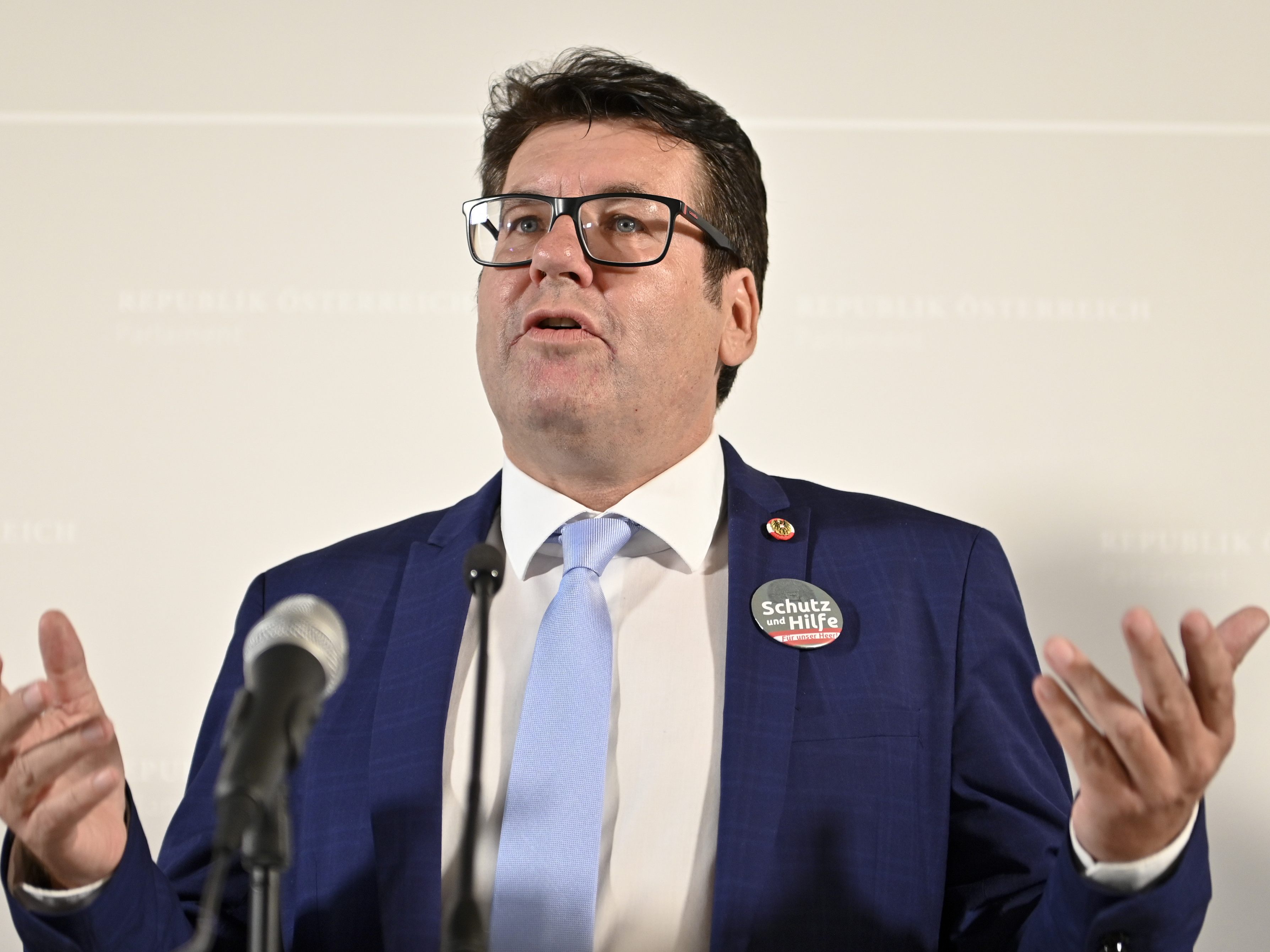 SPÖ-Wehrsprecher Robert Laimer äußerte Bedenken über die Teilnahme Österreichs an der EU-Rakentenabwehr "Sky Shield". SPÖ-Wehrsprecher Robert Laimer äußerte Bedenken über die Teilnahme Österreichs an der EU-Rakentenabwehr "Sky Shield".