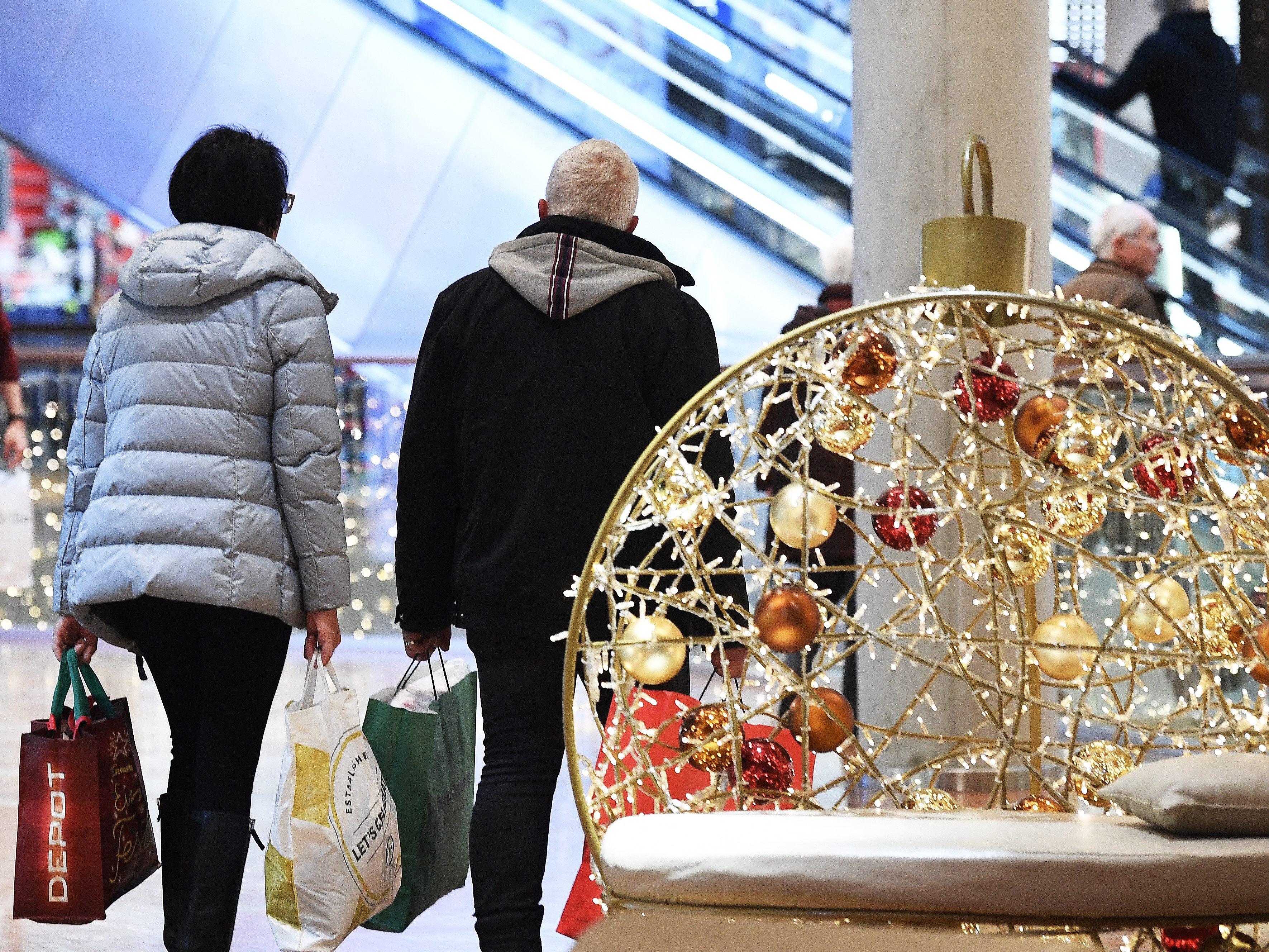 Kurz vor Weihnachten verwerfen die Österreicher ihre Sparpläne wieder vermehrt. Kurz vor Weihnachten verwerfen die Österreicher ihre Sparpläne wieder vermehrt.