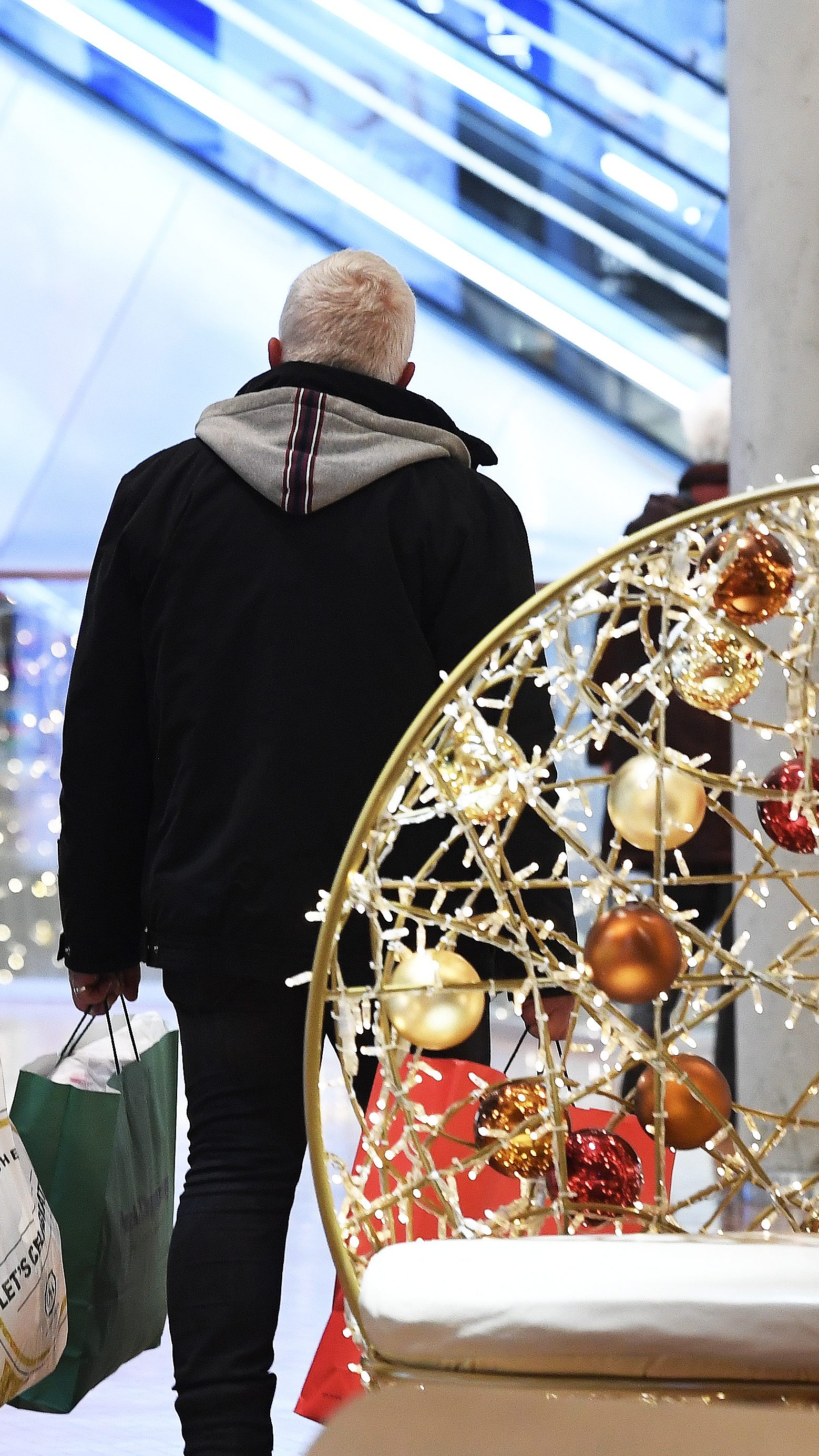 Kurz vor Weihnachten verwerfen die Österreicher ihre Sparpläne wieder vermehrt.