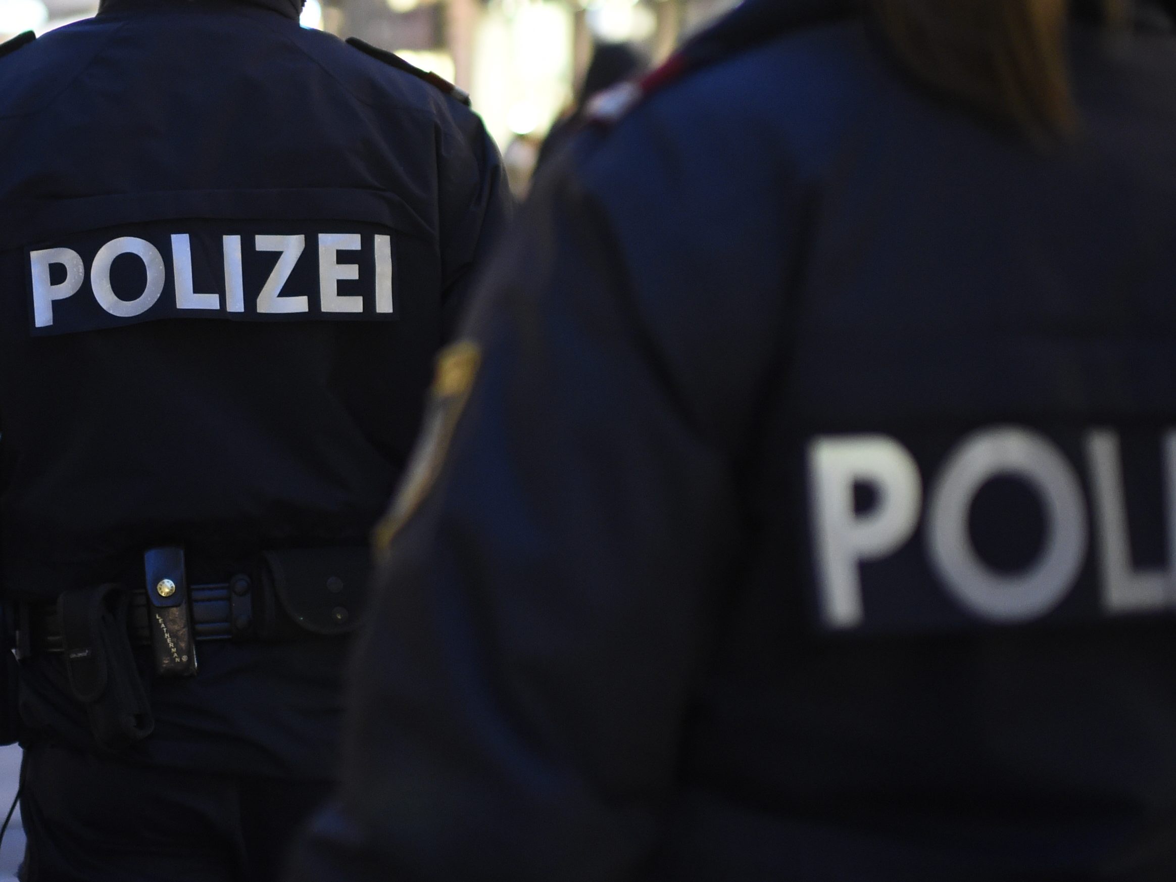 Wiener Polizisten sind von einem offenbar Verwirrten in Penzing attackiert worden.