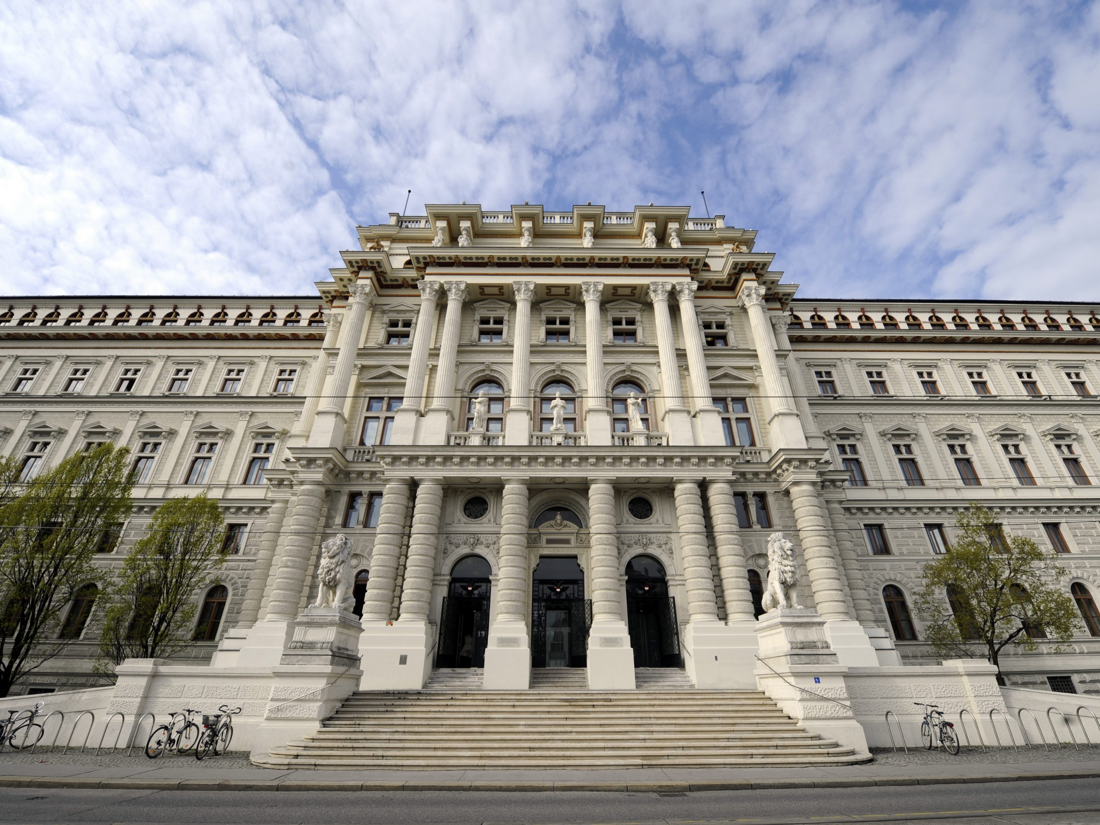 Im Justizpalast in Wien geht am Mittwoch und Donnerstag der Weinachtsbasar der Justizanstalten über die Bühne.