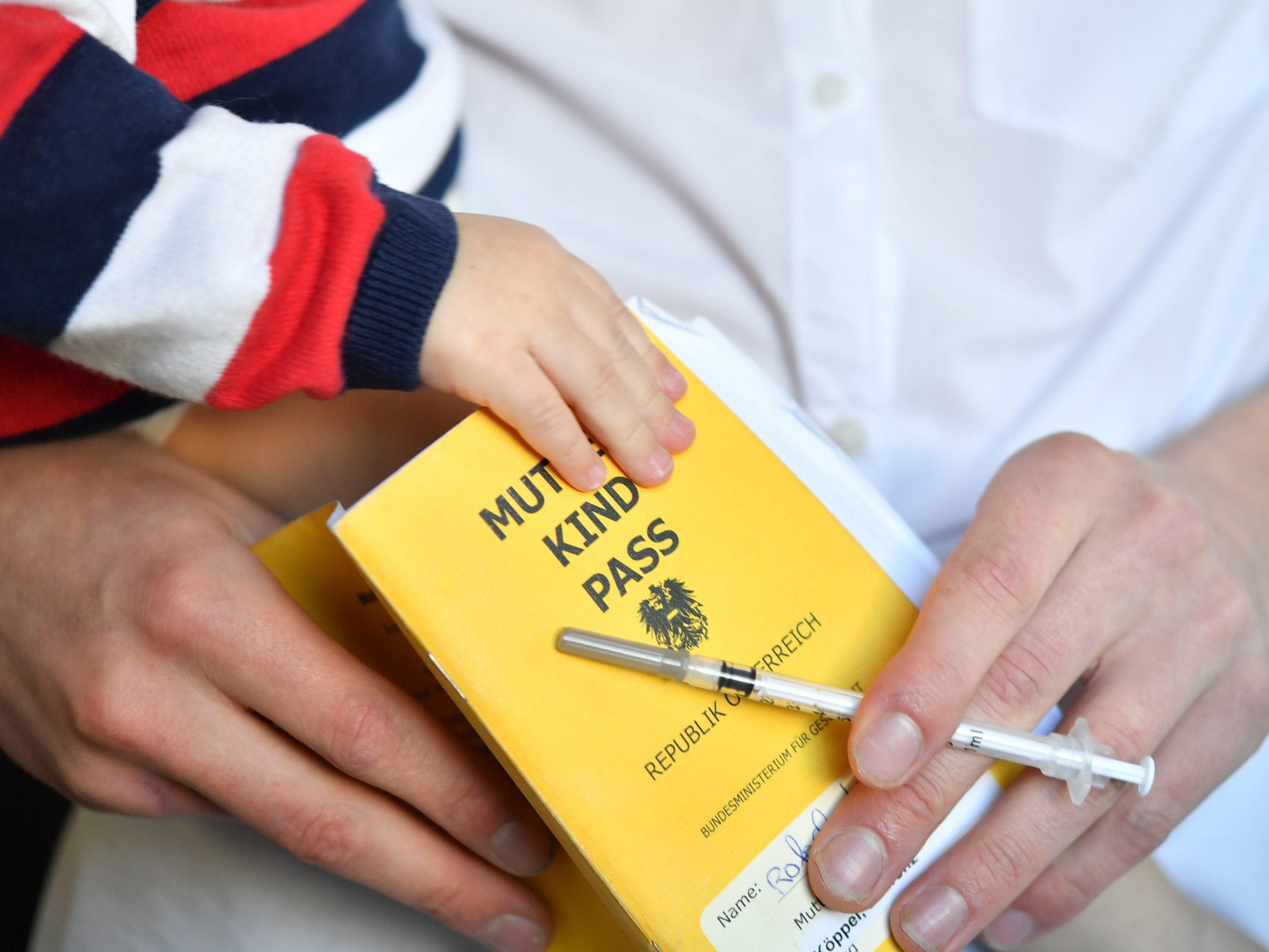 Aus dem gelben Mutter-Kind-Pass wird ab 2014 der digitale Eltern-Kind-Pass. Aus dem gelben Mutter-Kind-Pass wird ab 2014 der digitale Eltern-Kind-Pass.