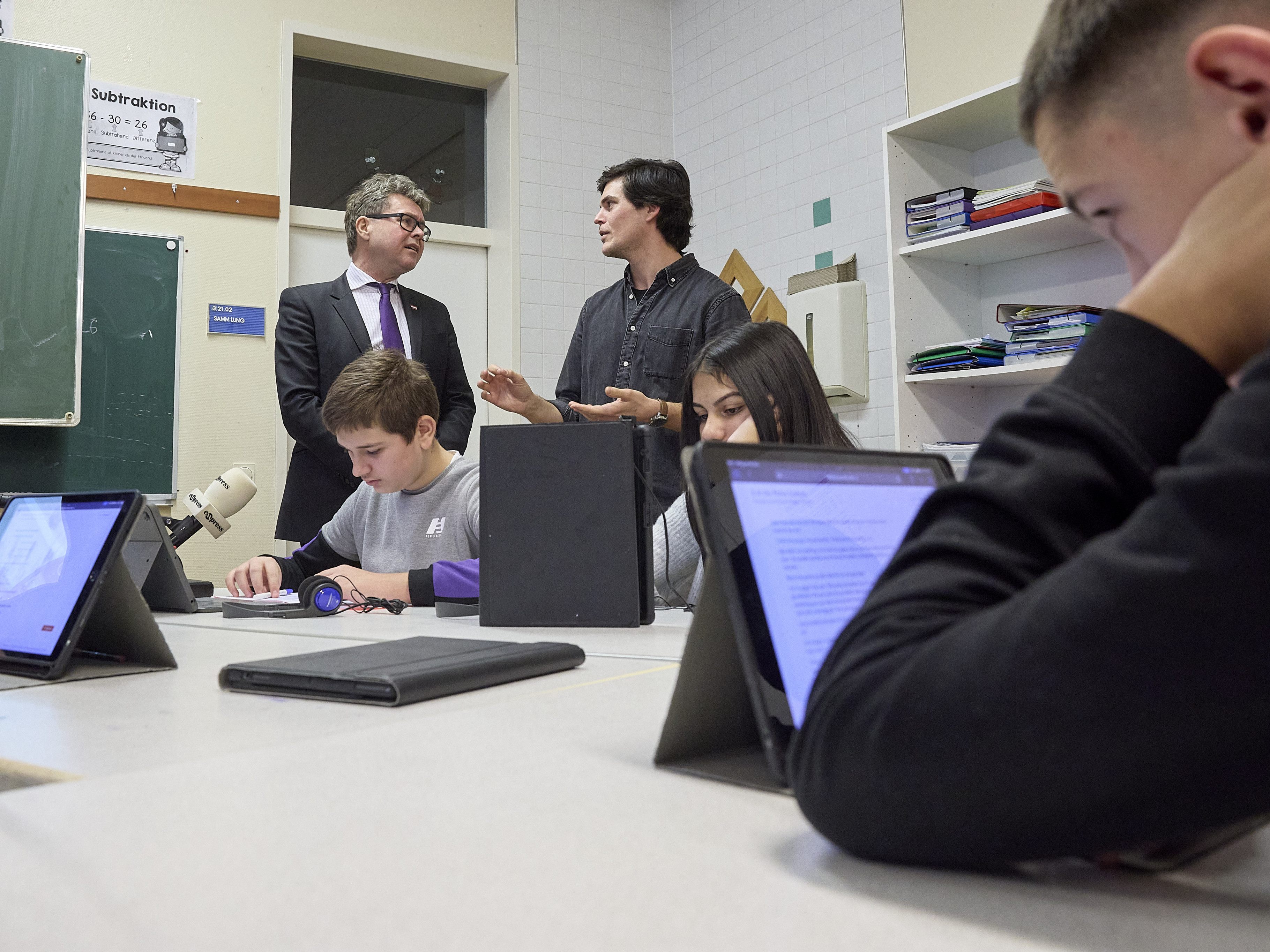 Der Bildungsminister machte sich ein Bild vom Einsatz der Geräte an einer Mittelschule in Wien-Ottakring. Der Bildungsminister machte sich ein Bild vom Einsatz der Geräte an einer Mittelschule in Wien-Ottakring.