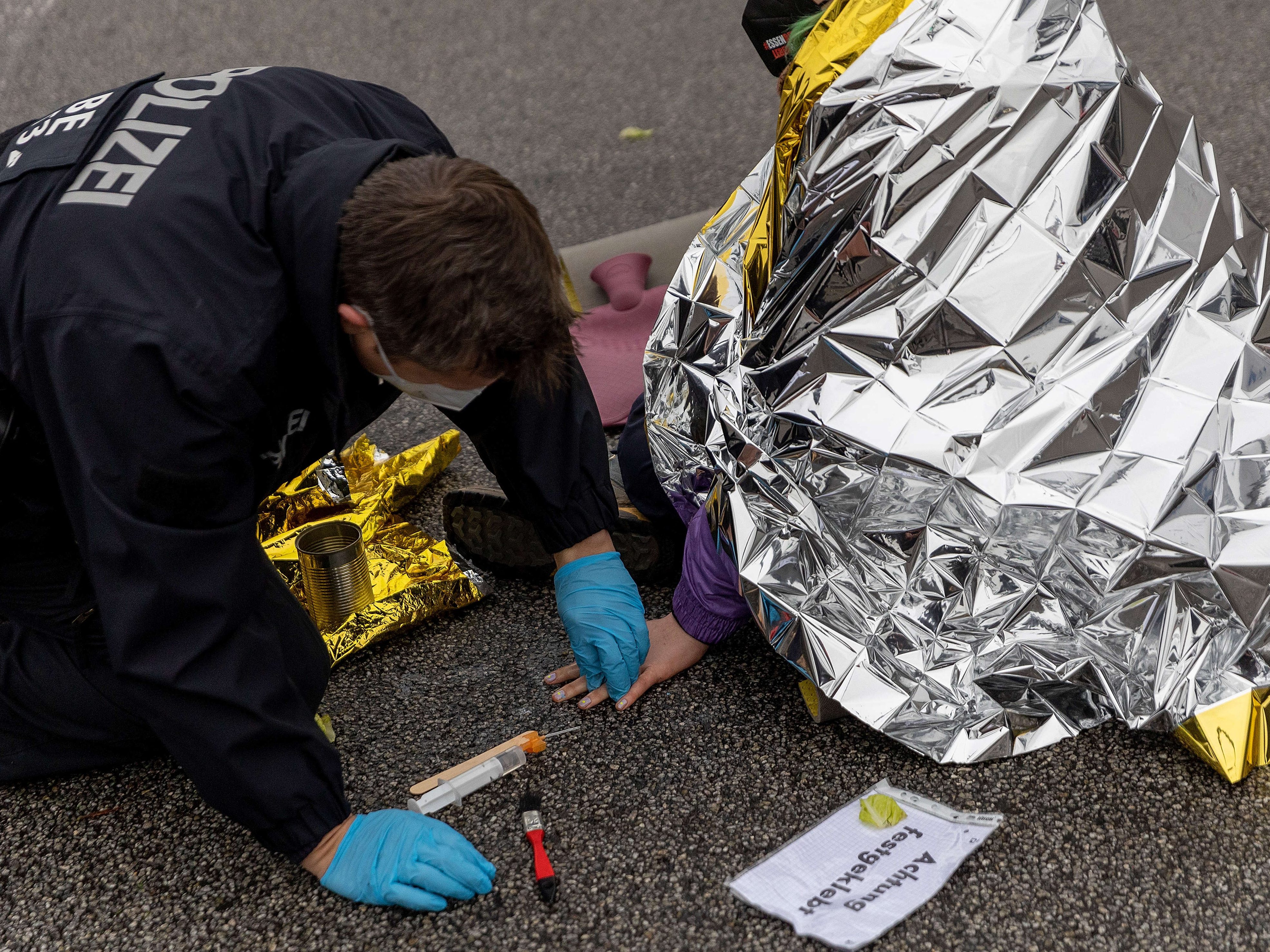 Bei einer Verkehrsblockade durch Klima-Aktivisten der "Letzten Generation" in Berlin wurde die Rettung einer lebensgefährlich verletzten Frau erheblich verzögert. Bei einer Verkehrsblockade durch Klima-Aktivisten der "Letzten Generation" in Berlin wurde die Rettung einer lebensgefährlich verletzten Frau erheblich verzögert.