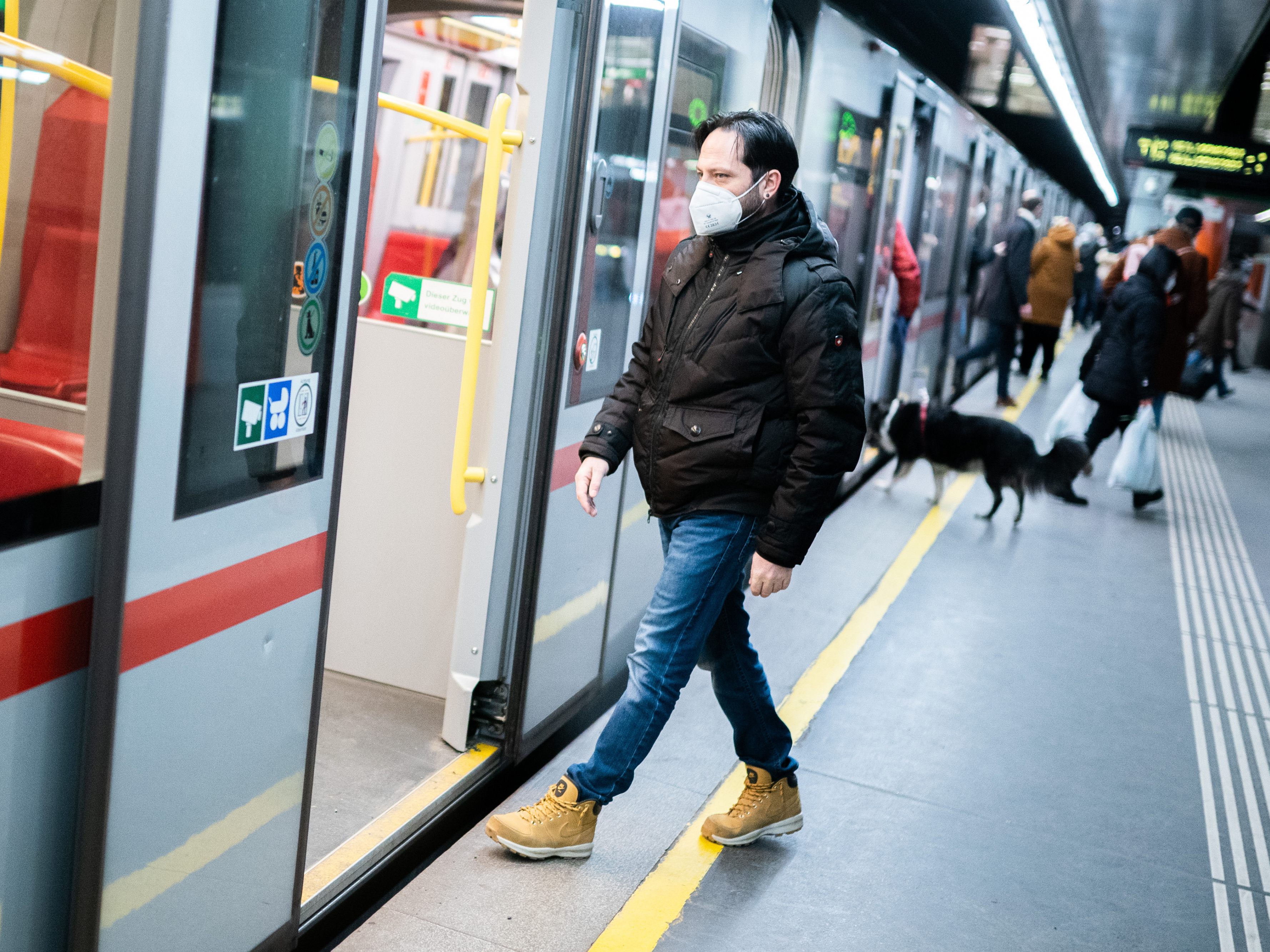 In öffentlichen Verkehrsmitteln ist das Ansteckungsrisiko mit Corona hoch.